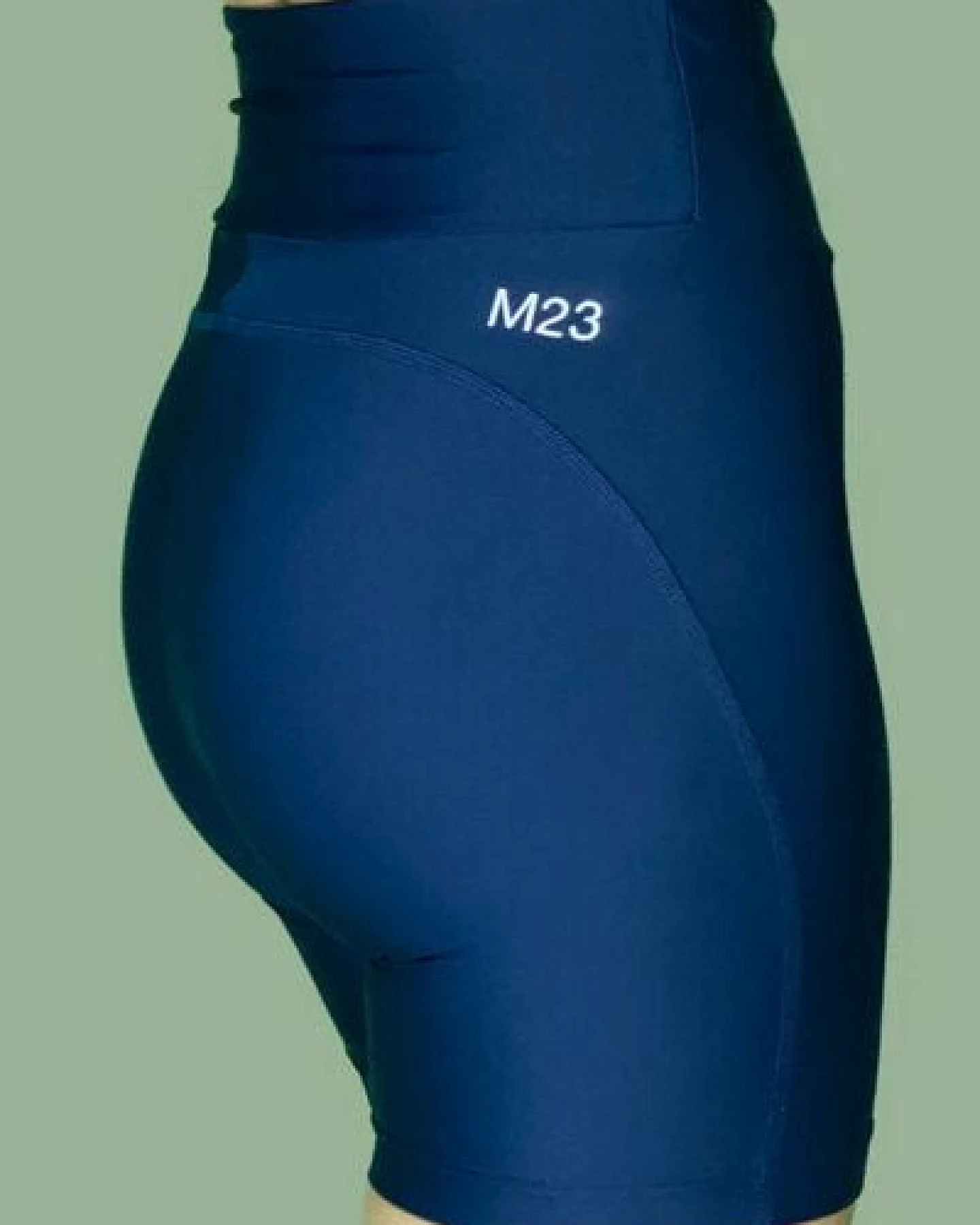 M23 Yoga Radlerhose aus recyceltem Nylon/Elastan, Modell "Sue" – Ansicht 4