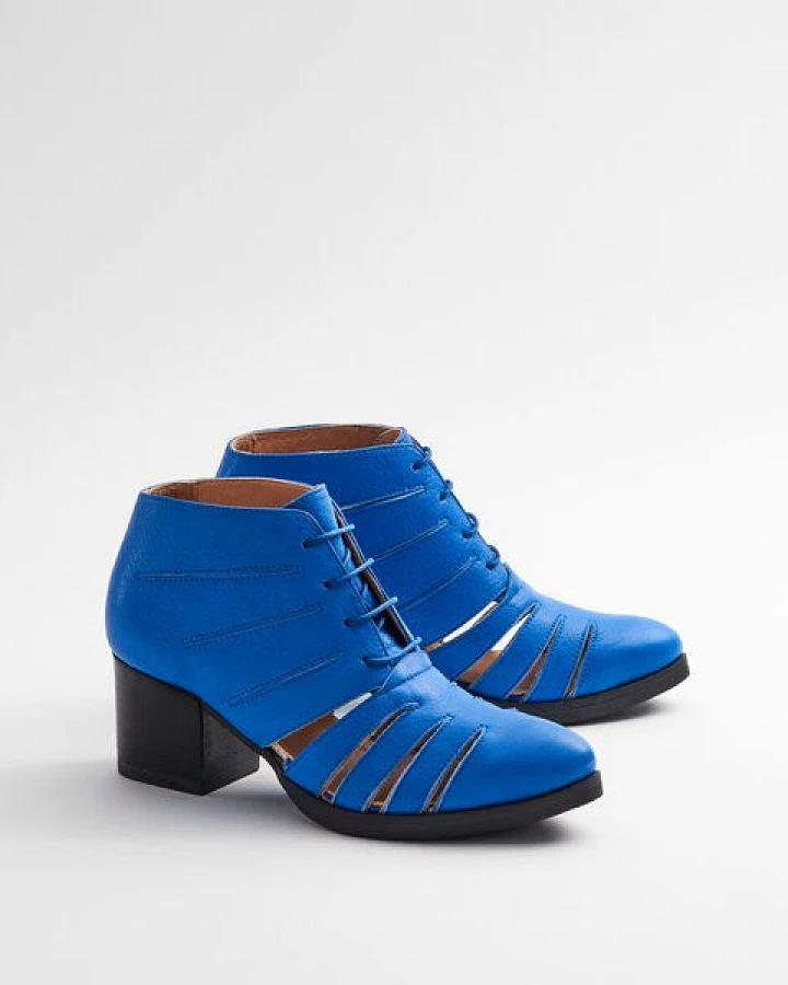 Addition Sustainable Apparel Cut Out Bright Blue - Stiefelette mit Lochmuster blau Damen