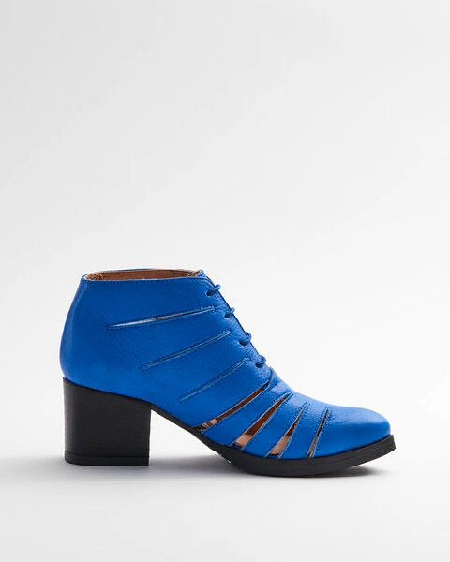 Addition Sustainable Apparel Cut Out Bright Blue - Stiefelette mit Lochmuster blau Damen – Ansicht 2