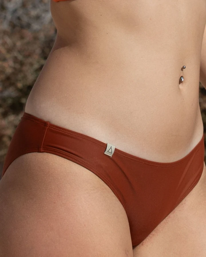 Inaska Damen vegan Bikiniunterteil Regular Cut Chill Rostbraun