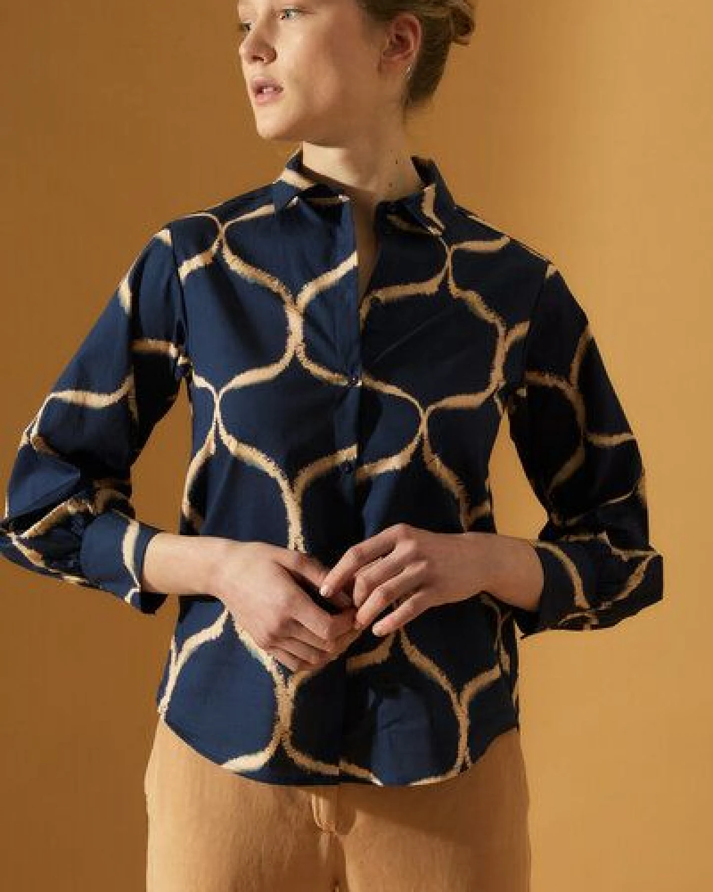 LANIUS Damen Hemdbluse aus Biobaumwolle mit Alloverprint "Orient", Farbe Orient Night Sky – Ansicht 2