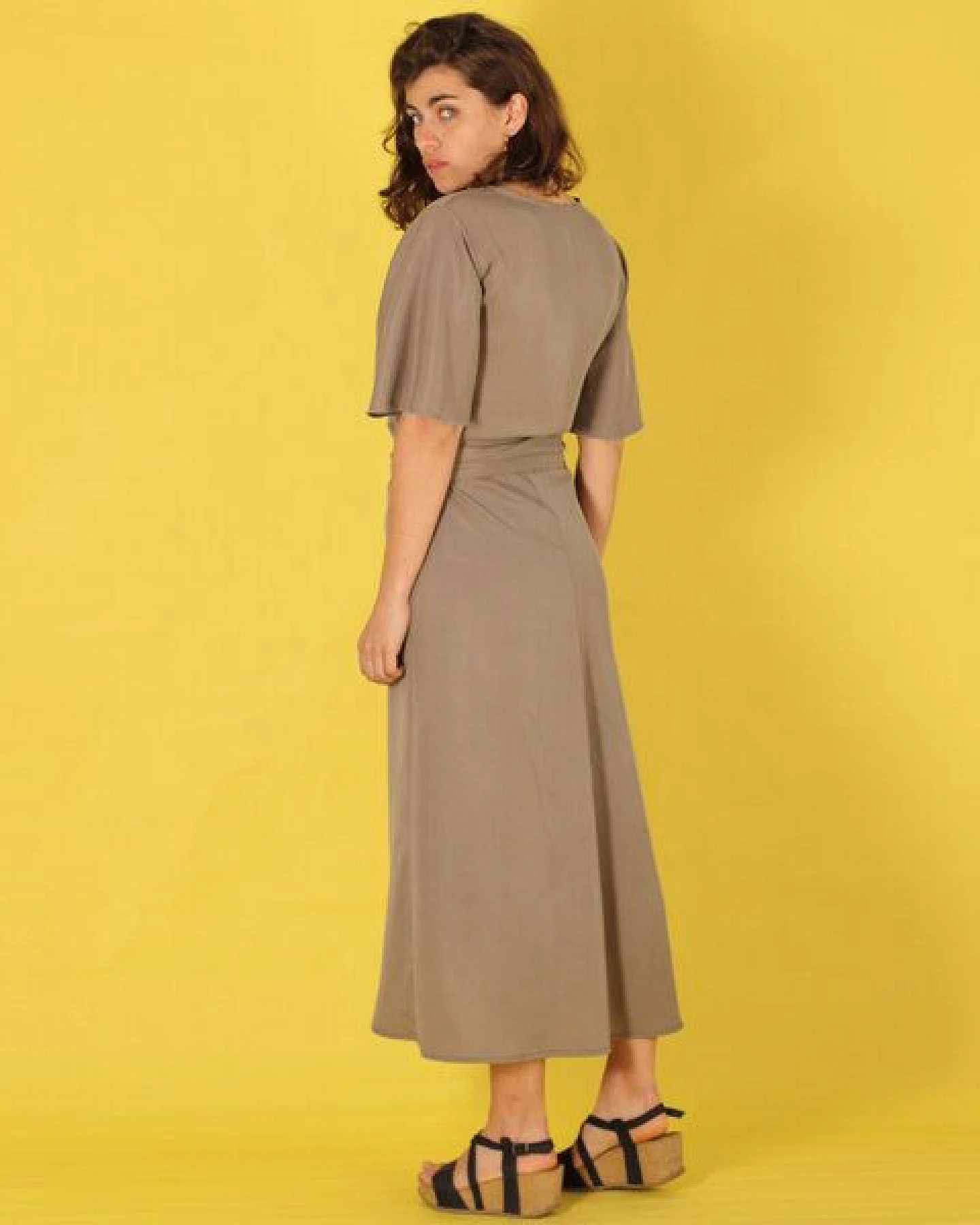 ManduTrap Langes Tencel Wickelkleid "Luma" in violett oder grau-olive – Ansicht 3