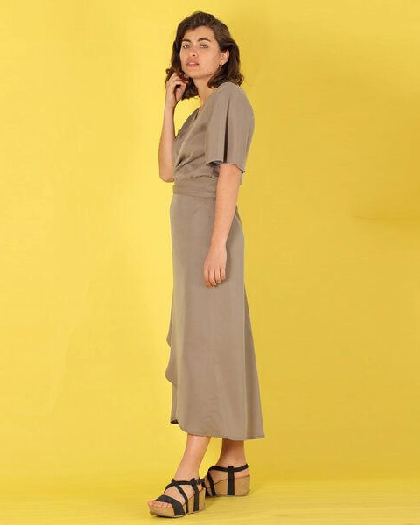 ManduTrap Langes Tencel Wickelkleid "Luma" in violett oder grau-olive – Ansicht 3