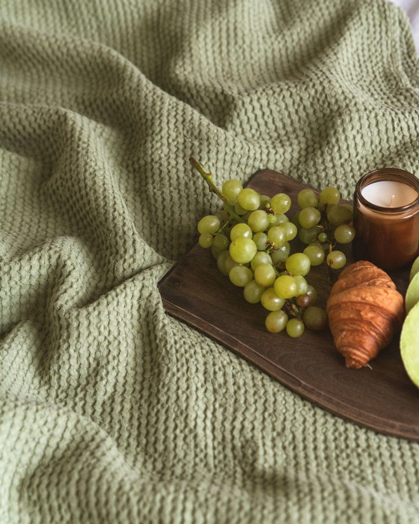 AmourLinen unisex vegan Decke Waffel Moosgrün – Ansicht 2