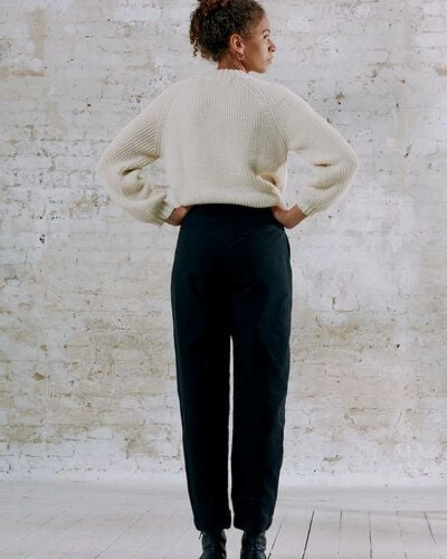 Jyoti - Fair Works Bio-Baumwoll Bundfaltenhose Vishraam – Ansicht 4