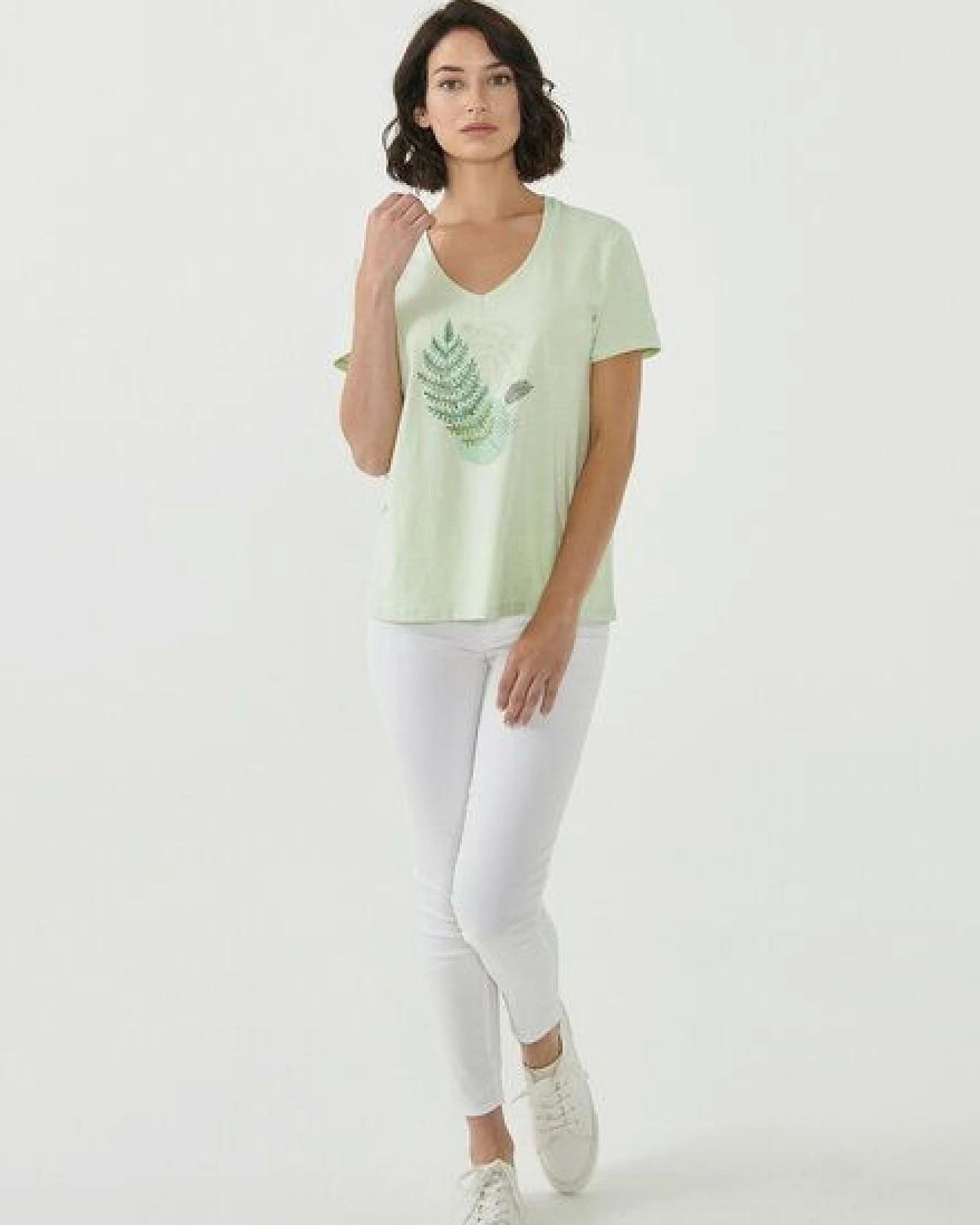 ORGANICATION Damen T-Shirt aus Bio-Baumwolle mit Blatt-Print – Ansicht 2
