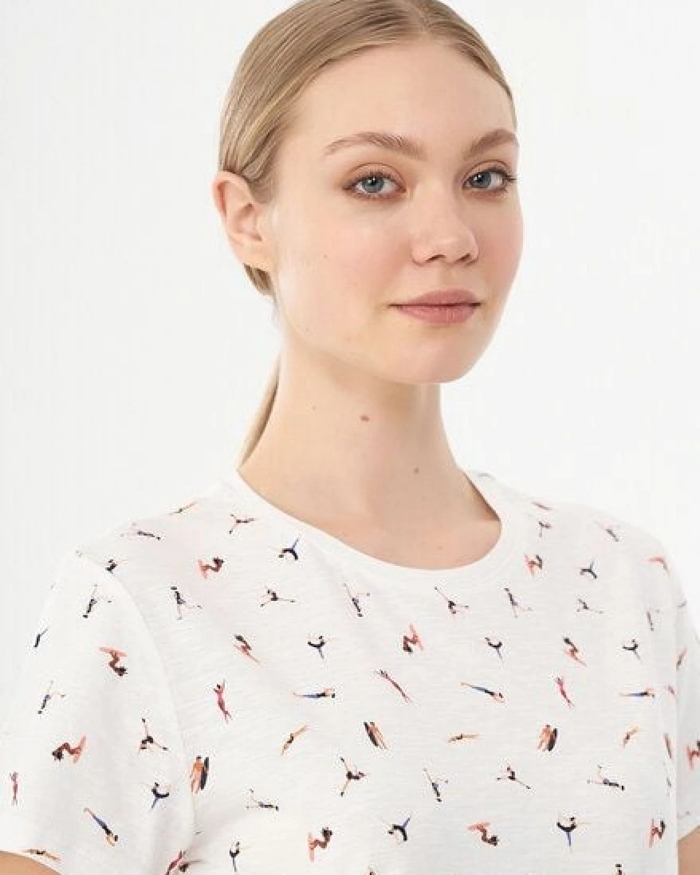 ORGANICATION Damen T-Shirt aus Bio-Baumwolle mit Allover-Print – Ansicht 4