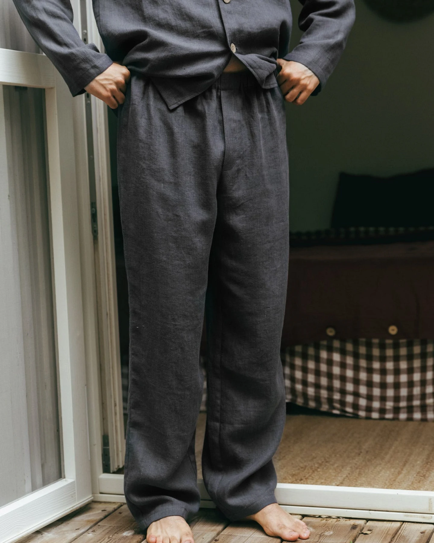 AmourLinen Herren vegan Set Pyjama Klassisch Harry Holzkohle – Ansicht 2