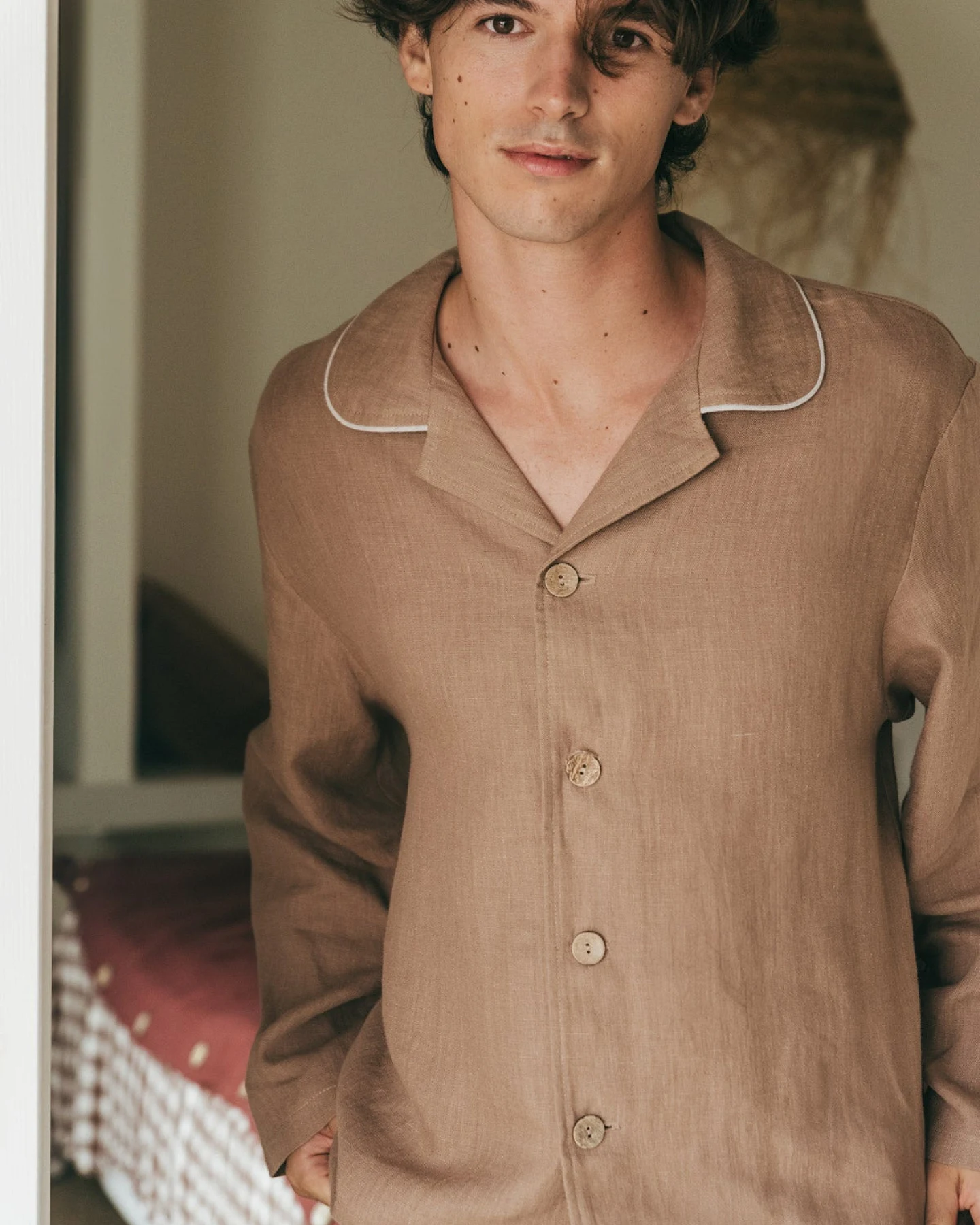 AmourLinen Herren vegan Set Pyjama Klassisch Harry Rosig Braun – Ansicht 2