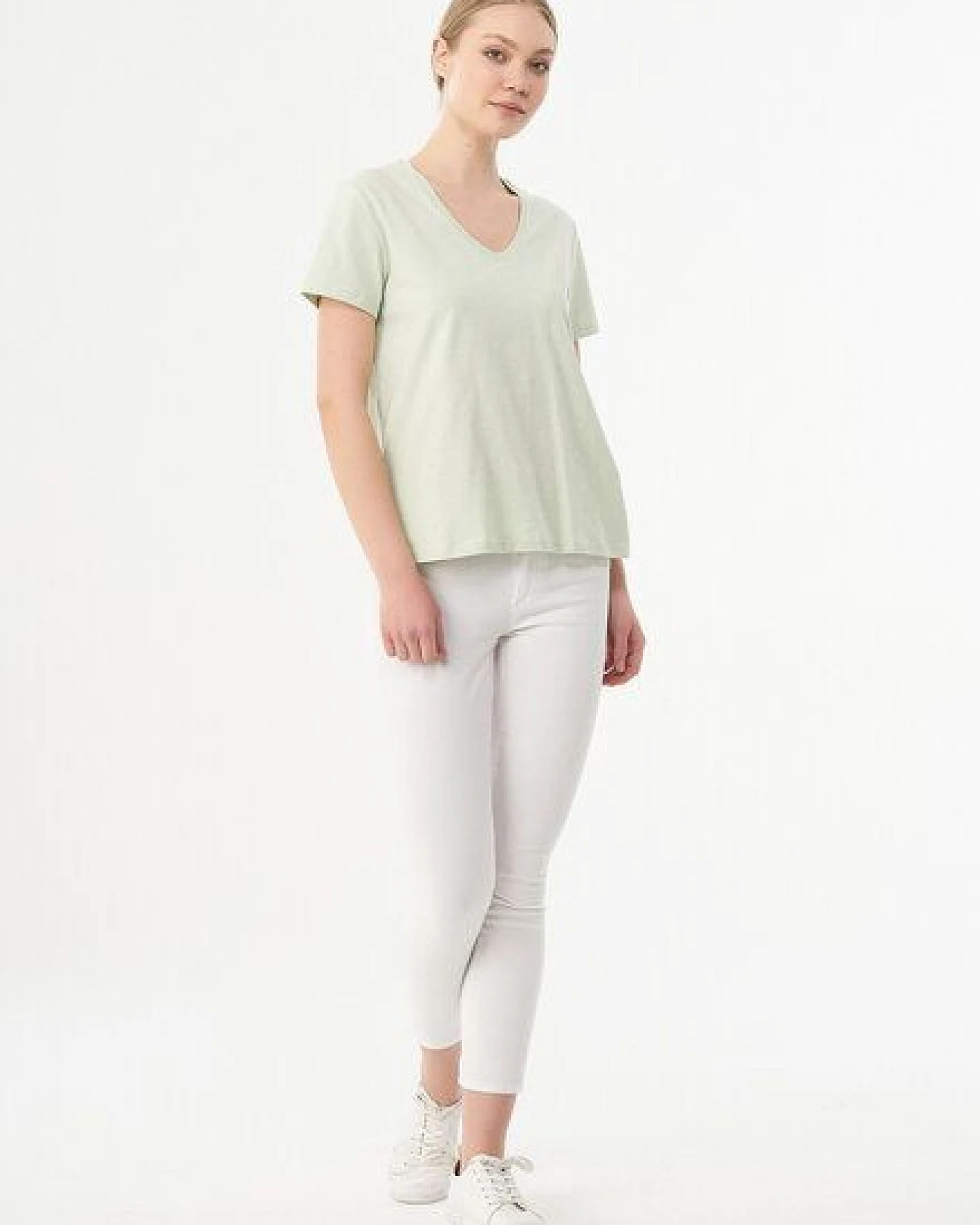 ORGANICATION Damen Basic T-Shirt aus Bio-Baumwolle mit V-Ausschnitt – Ansicht 2