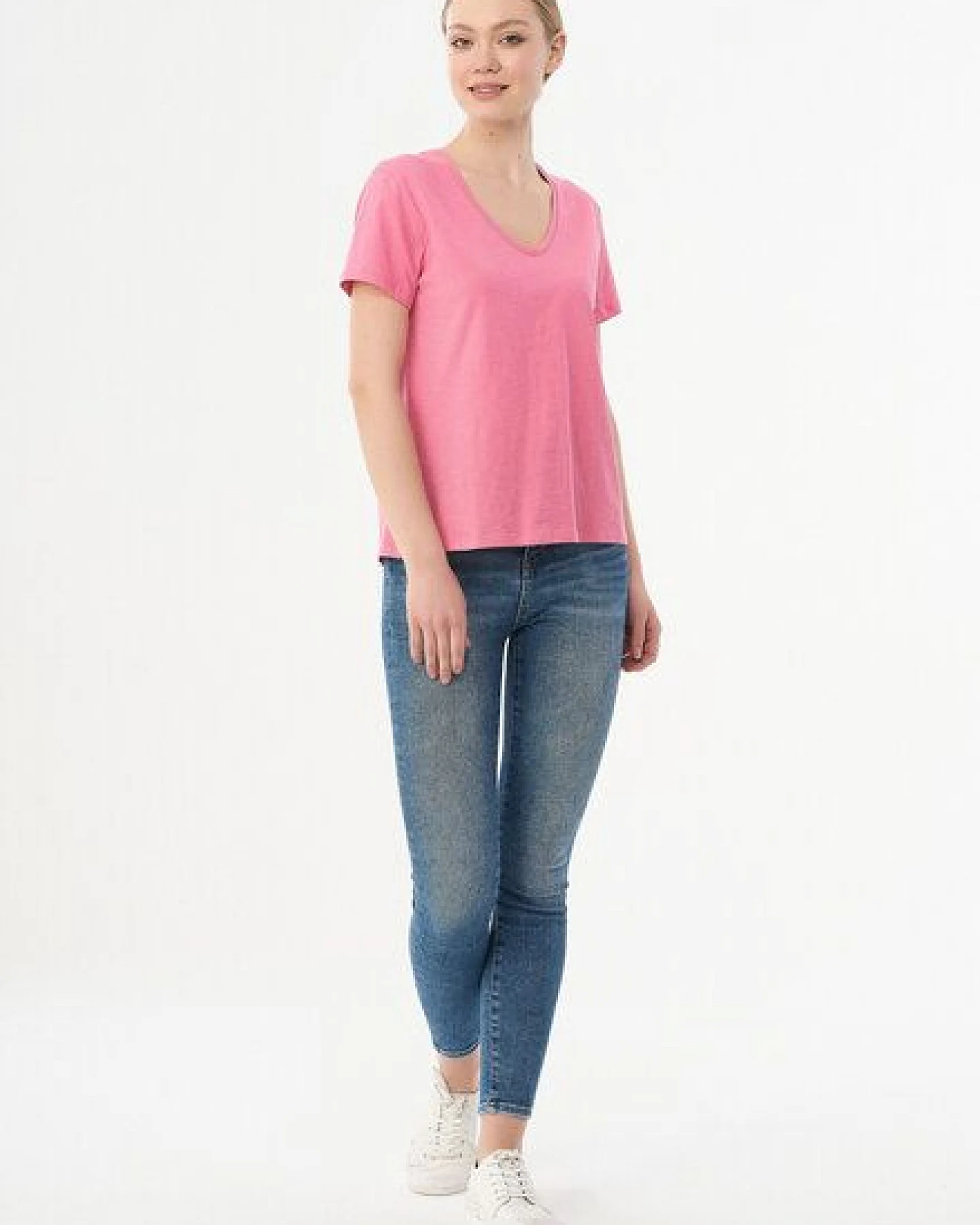 ORGANICATION Damen Basic T-Shirt aus Bio-Baumwolle mit V-Ausschnitt – Ansicht 2