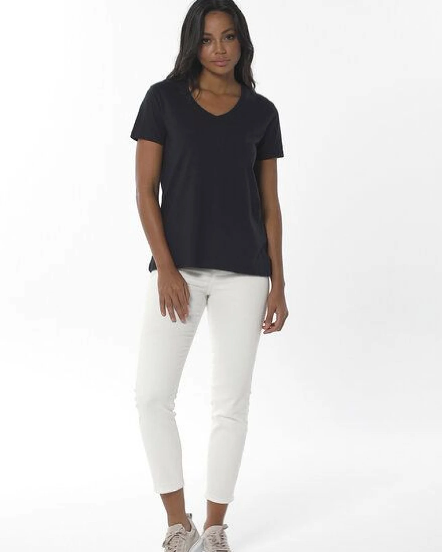 ORGANICATION Damen Basic T-Shirt aus Bio-Baumwolle mit V-Ausschnitt – Ansicht 2