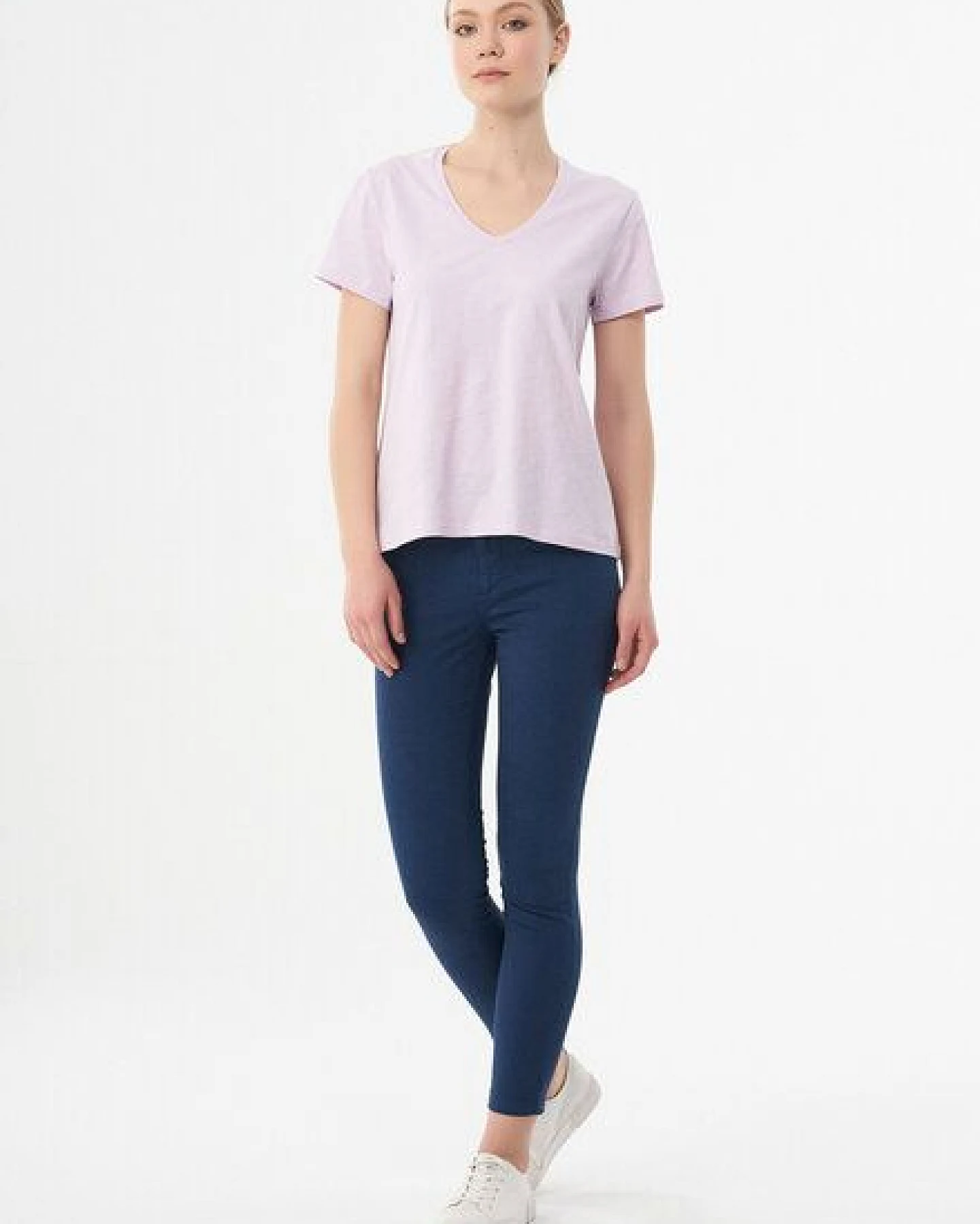 ORGANICATION Damen Basic T-Shirt aus Bio-Baumwolle mit V-Ausschnitt – Ansicht 2
