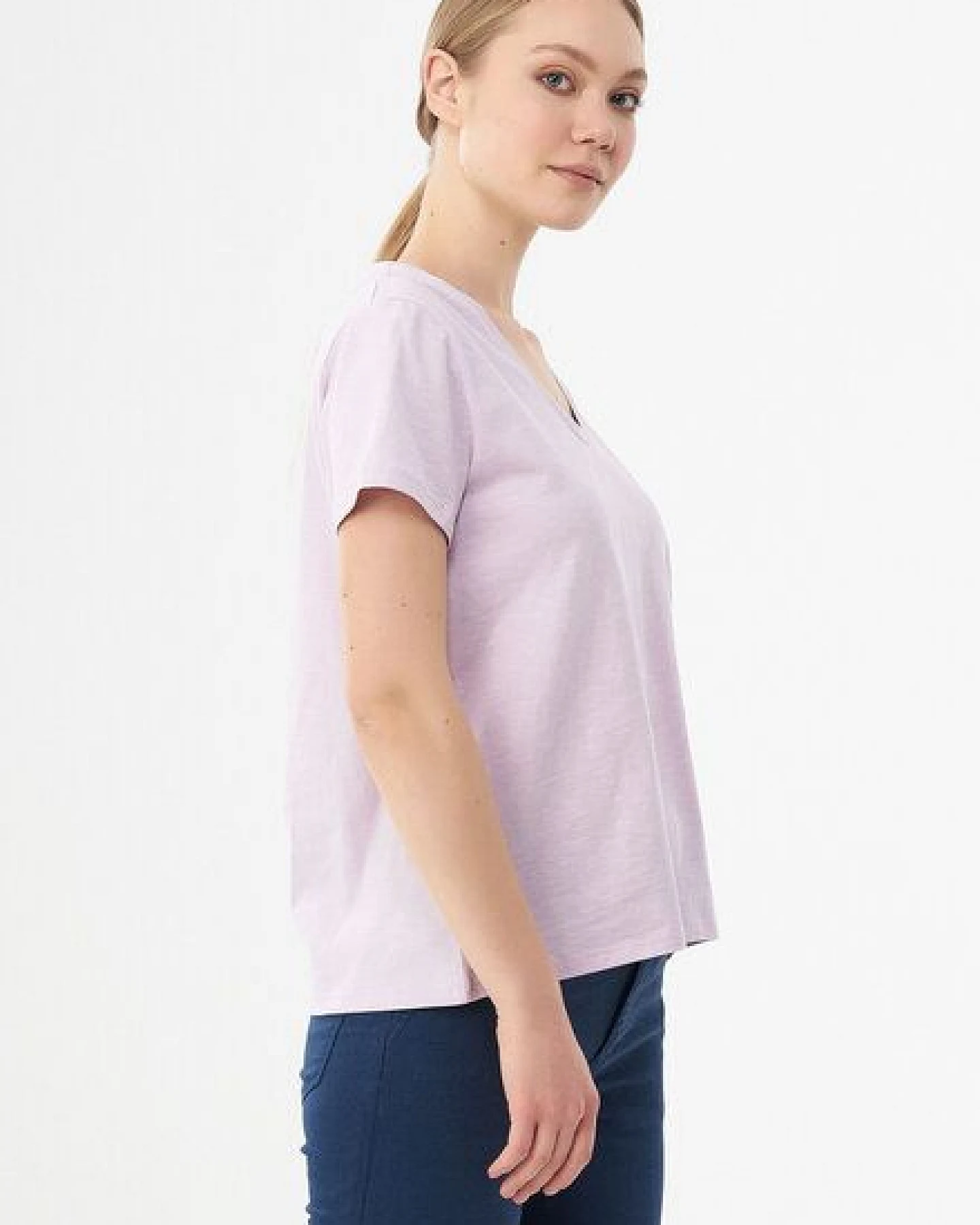 ORGANICATION Damen Basic T-Shirt aus Bio-Baumwolle mit V-Ausschnitt – Ansicht 3