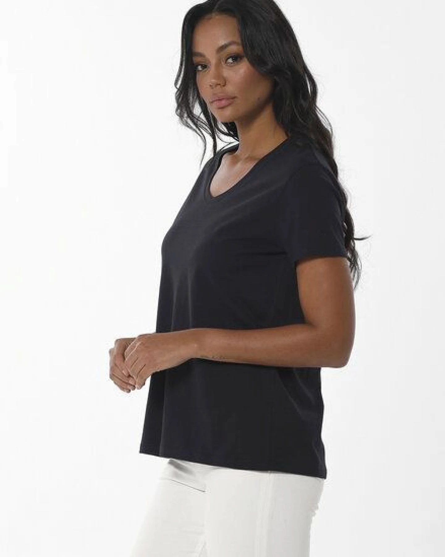 ORGANICATION Damen Basic T-Shirt aus Bio-Baumwolle mit V-Ausschnitt – Ansicht 3