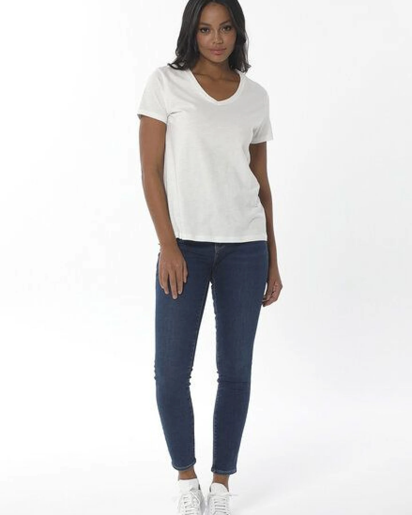 ORGANICATION Damen Basic T-Shirt aus Bio-Baumwolle mit V-Ausschnitt – Ansicht 2