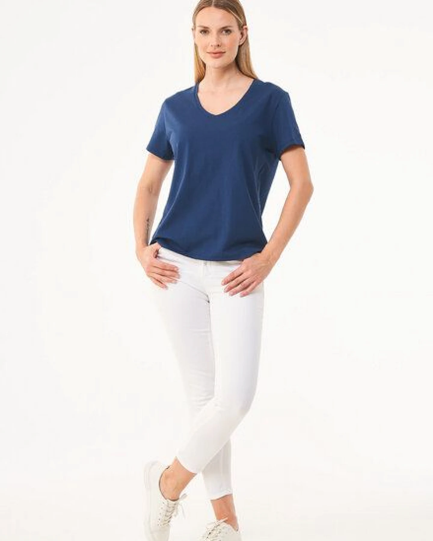 ORGANICATION Damen Basic T-Shirt aus Bio-Baumwolle mit V-Ausschnitt – Ansicht 2
