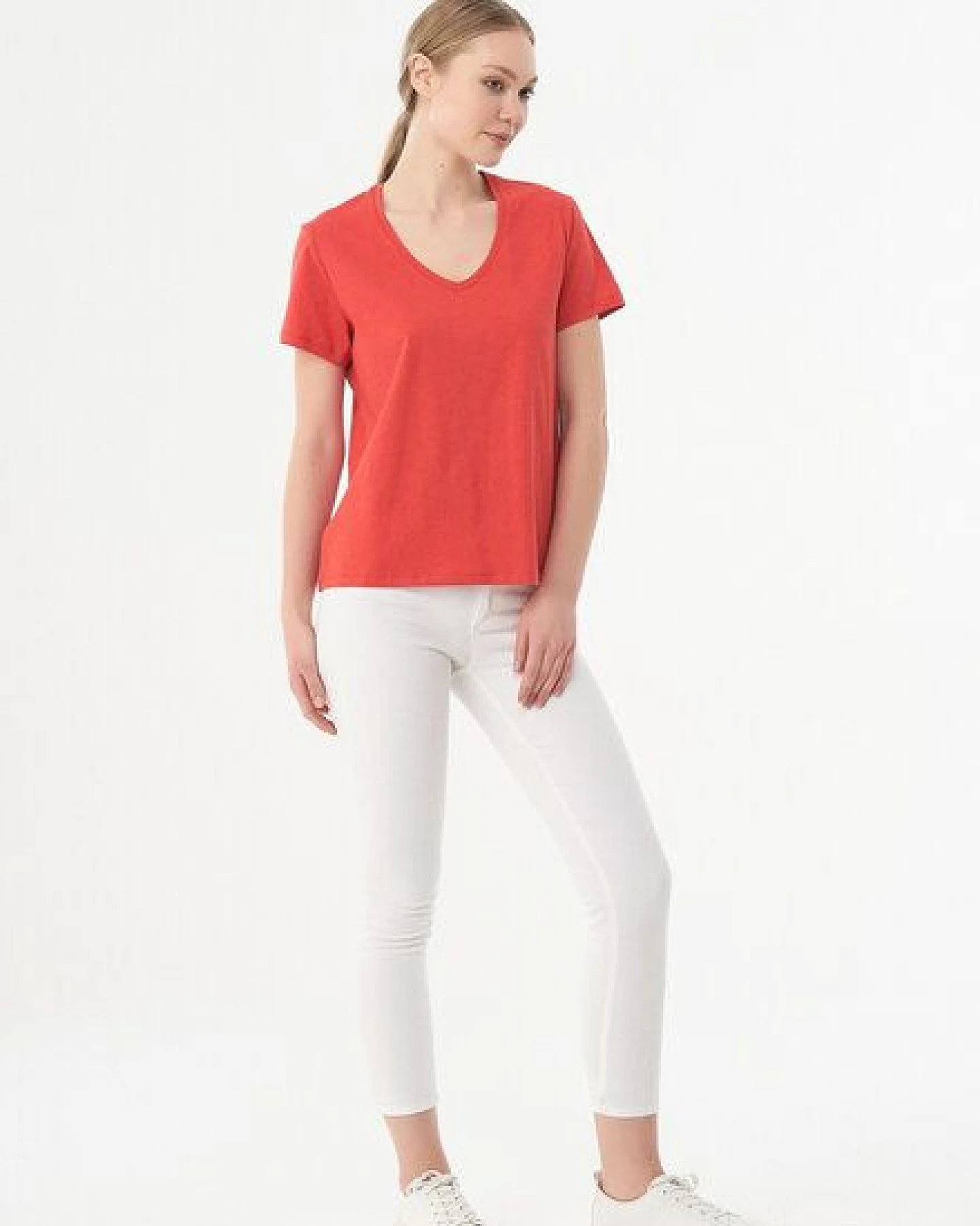 ORGANICATION Damen Basic T-Shirt aus Bio-Baumwolle mit V-Ausschnitt – Ansicht 2