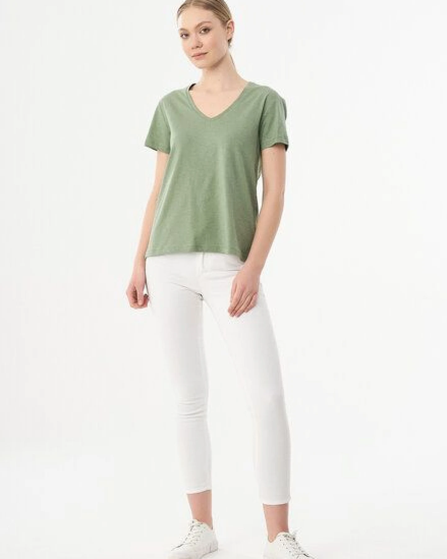 ORGANICATION Damen Basic T-Shirt aus Bio-Baumwolle mit V-Ausschnitt – Ansicht 2