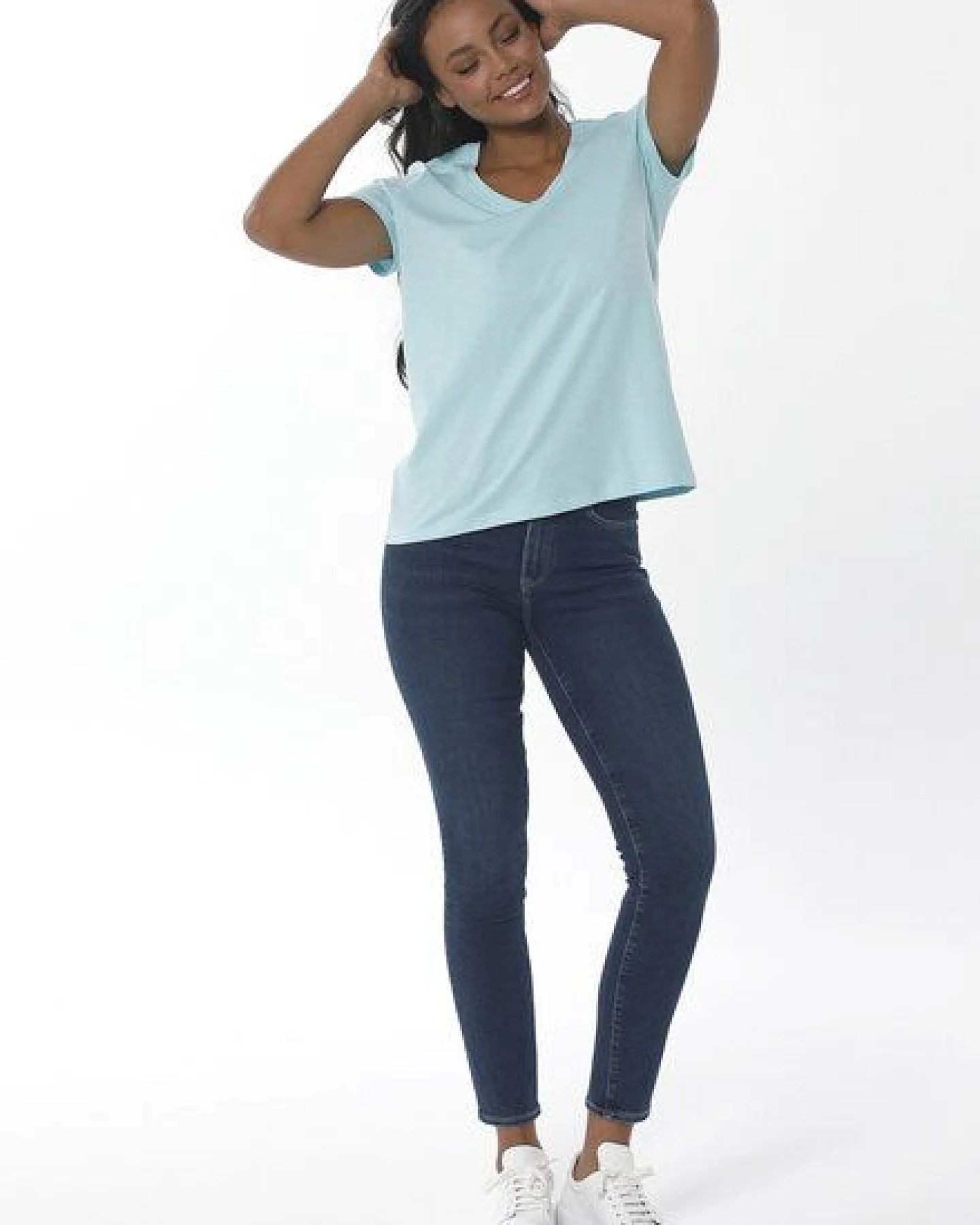 ORGANICATION Damen Basic T-Shirt aus Bio-Baumwolle mit V-Ausschnitt – Ansicht 2