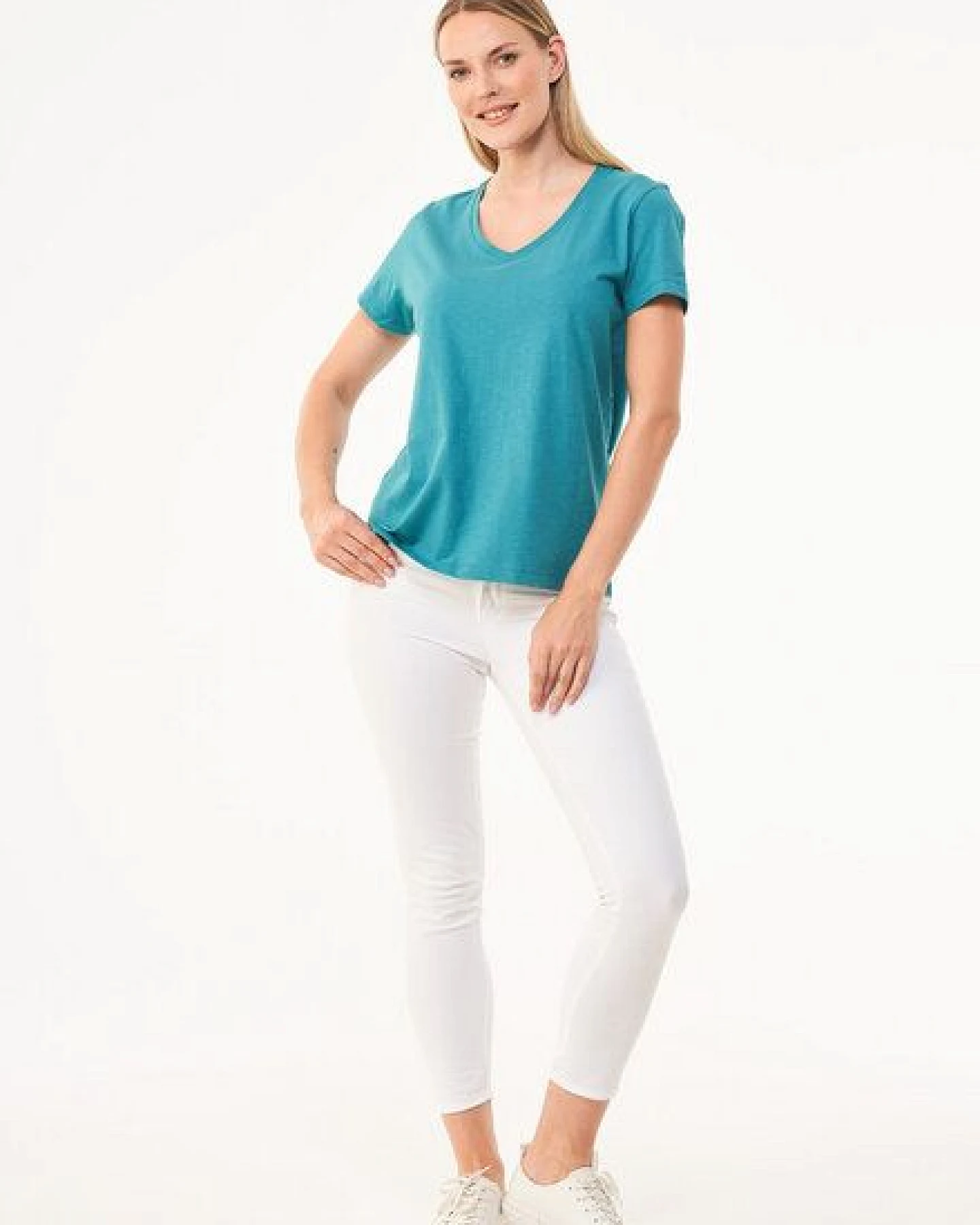 ORGANICATION Damen Basic T-Shirt aus Bio-Baumwolle mit V-Ausschnitt – Ansicht 2