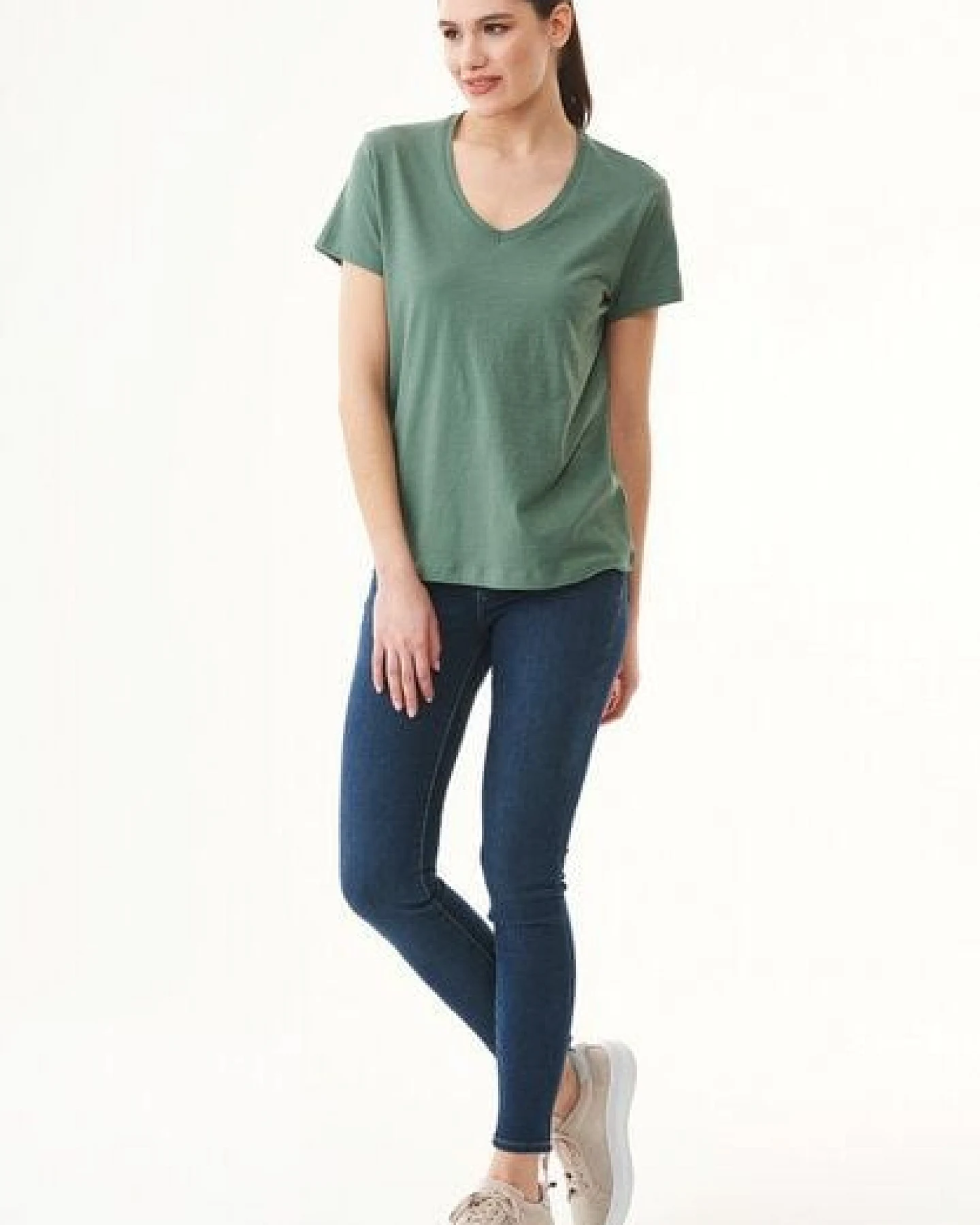 ORGANICATION Damen Basic T-Shirt aus Bio-Baumwolle mit V-Ausschnitt – Ansicht 2
