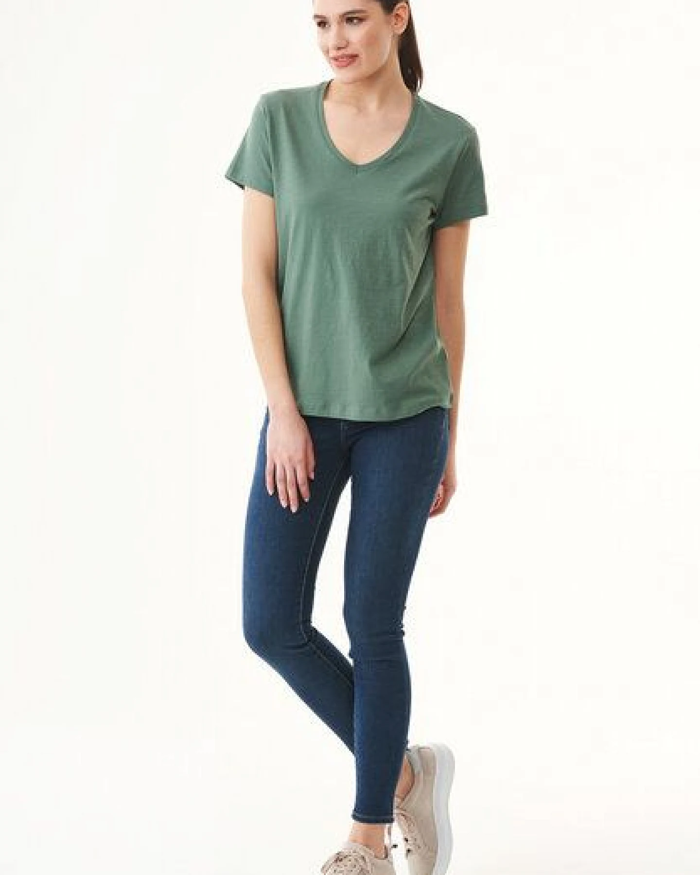 ORGANICATION Damen Basic T-Shirt aus Bio-Baumwolle mit V-Ausschnitt – Ansicht 2