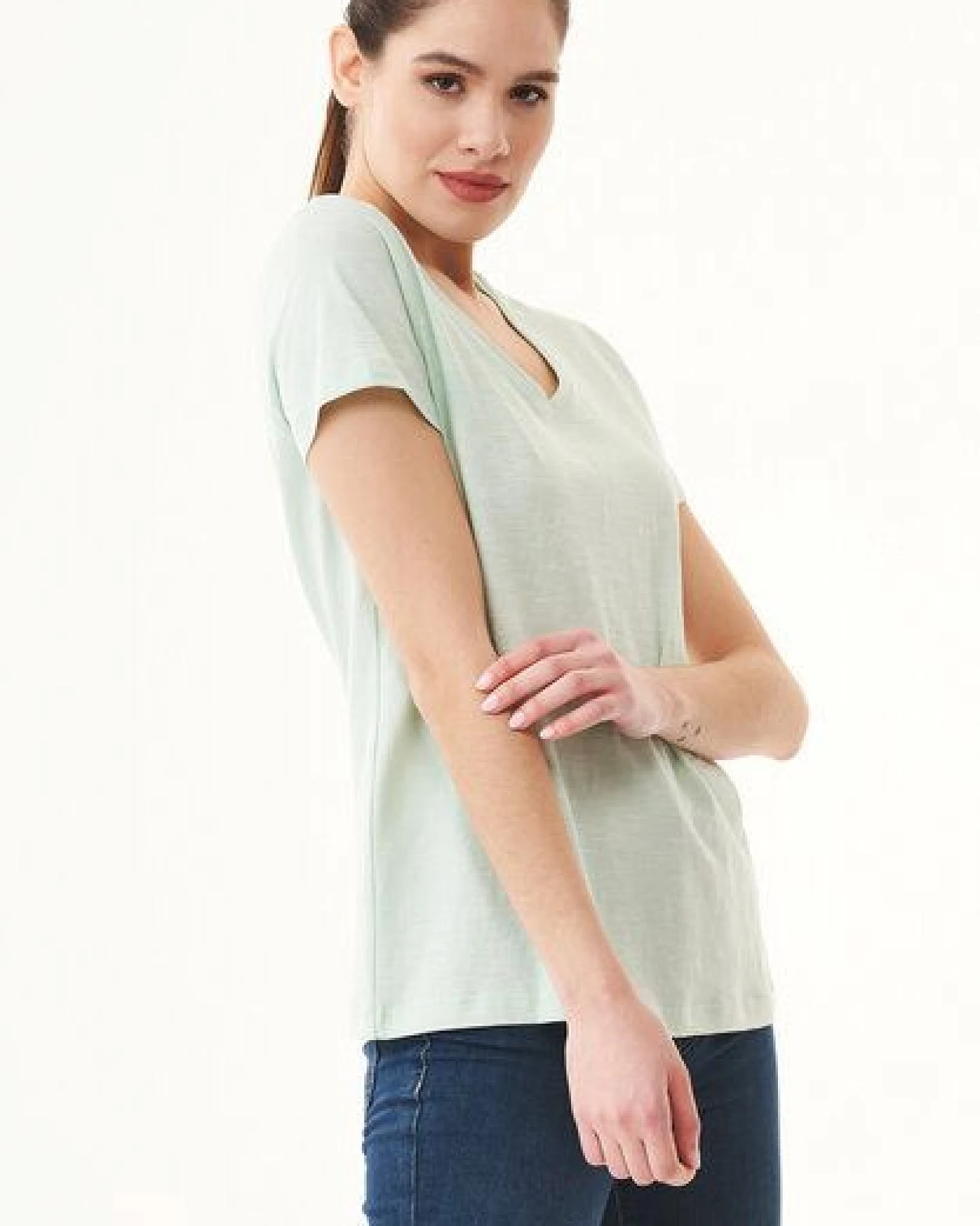 ORGANICATION Damen Basic T-Shirt aus Bio-Baumwolle mit V-Ausschnitt – Ansicht 3