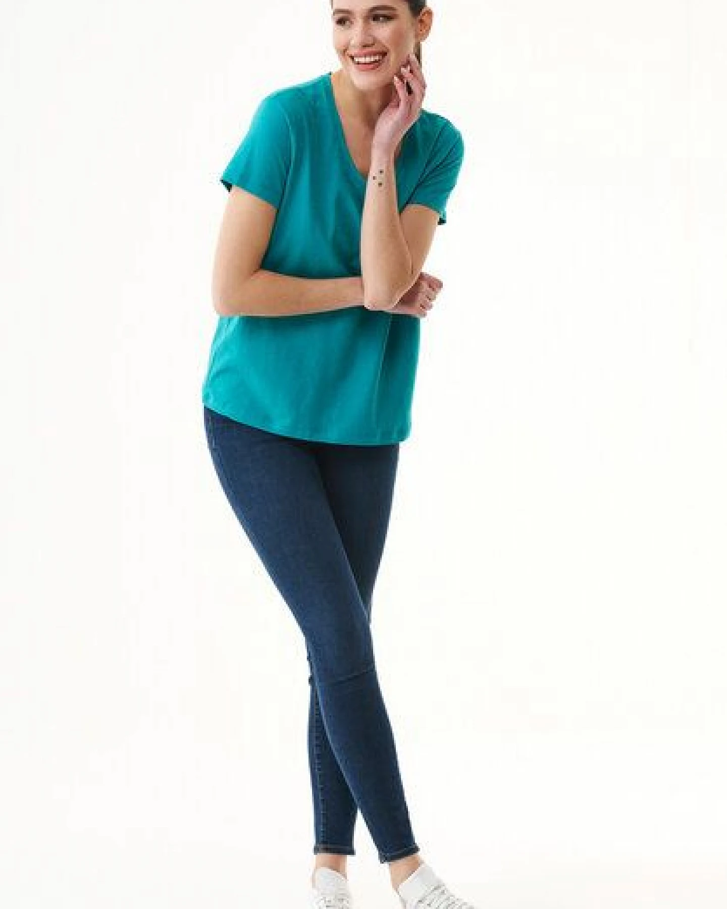 ORGANICATION Damen Basic T-Shirt aus Bio-Baumwolle mit V-Ausschnitt – Ansicht 2
