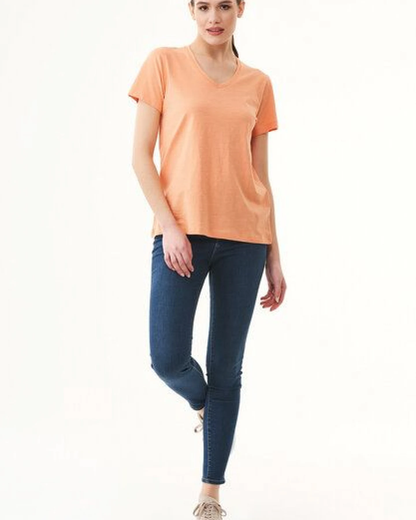 ORGANICATION Damen Basic T-Shirt aus Bio-Baumwolle mit V-Ausschnitt – Ansicht 2