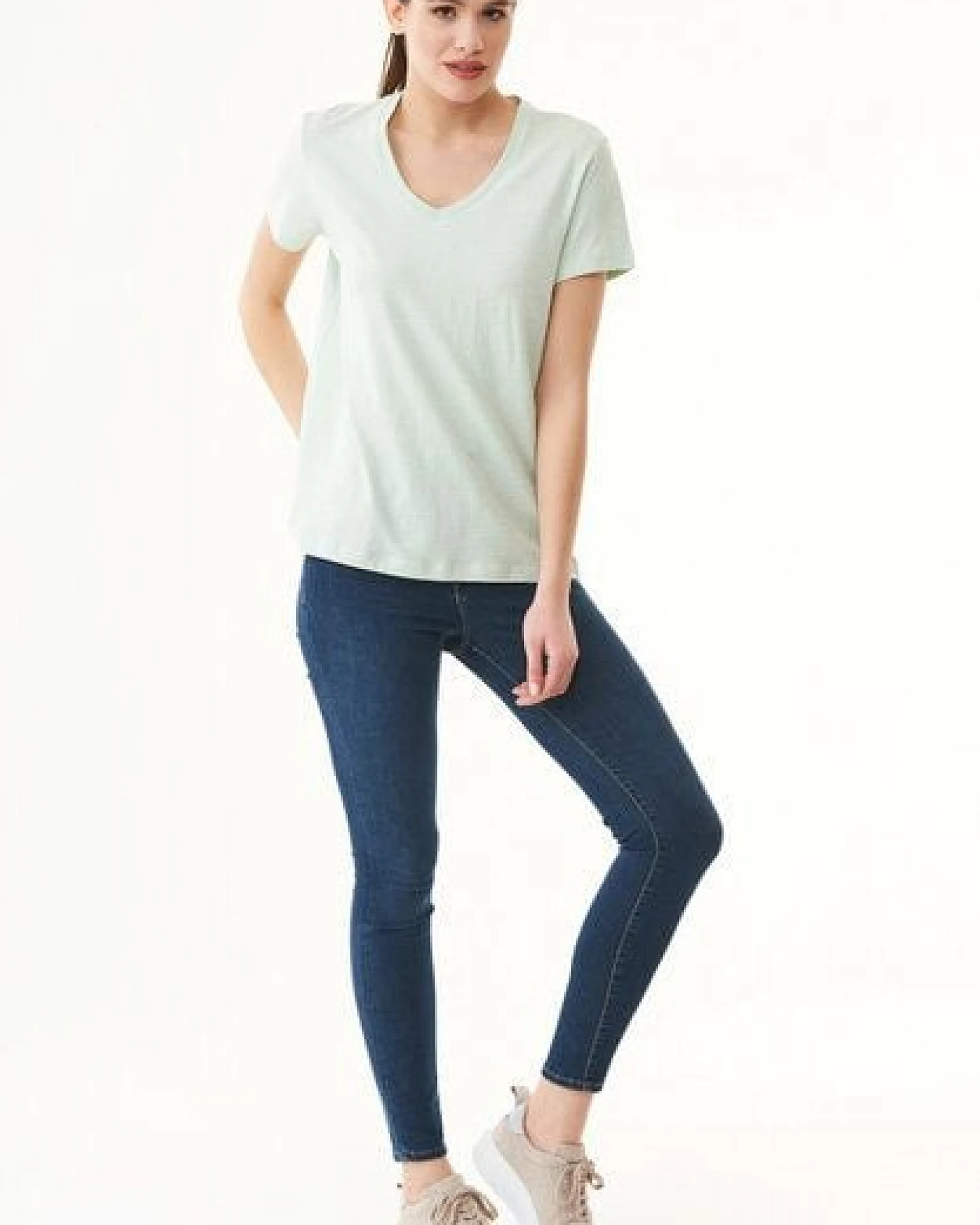 ORGANICATION Damen Basic T-Shirt aus Bio-Baumwolle mit V-Ausschnitt – Ansicht 2