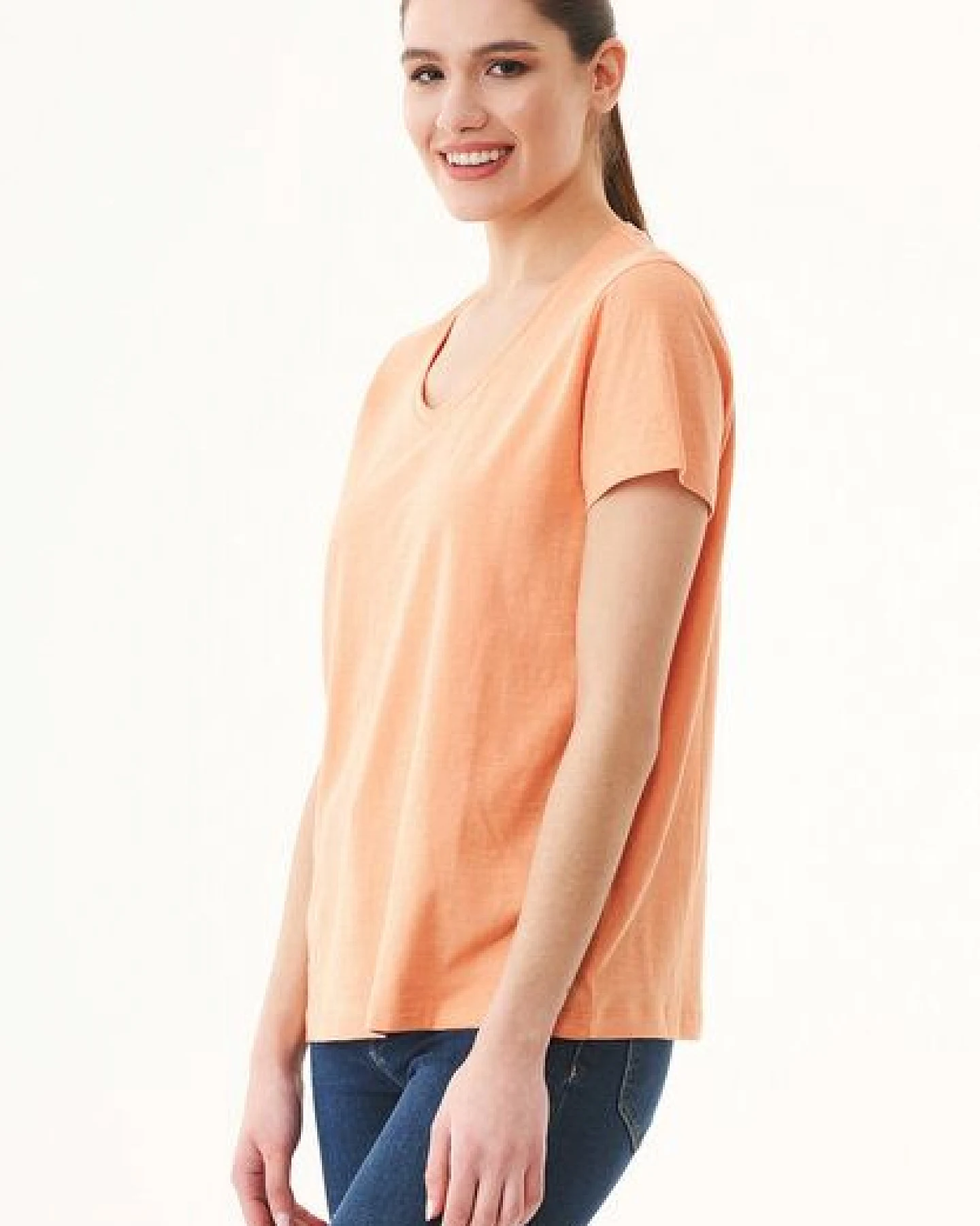 ORGANICATION Damen Basic T-Shirt aus Bio-Baumwolle mit V-Ausschnitt – Ansicht 3