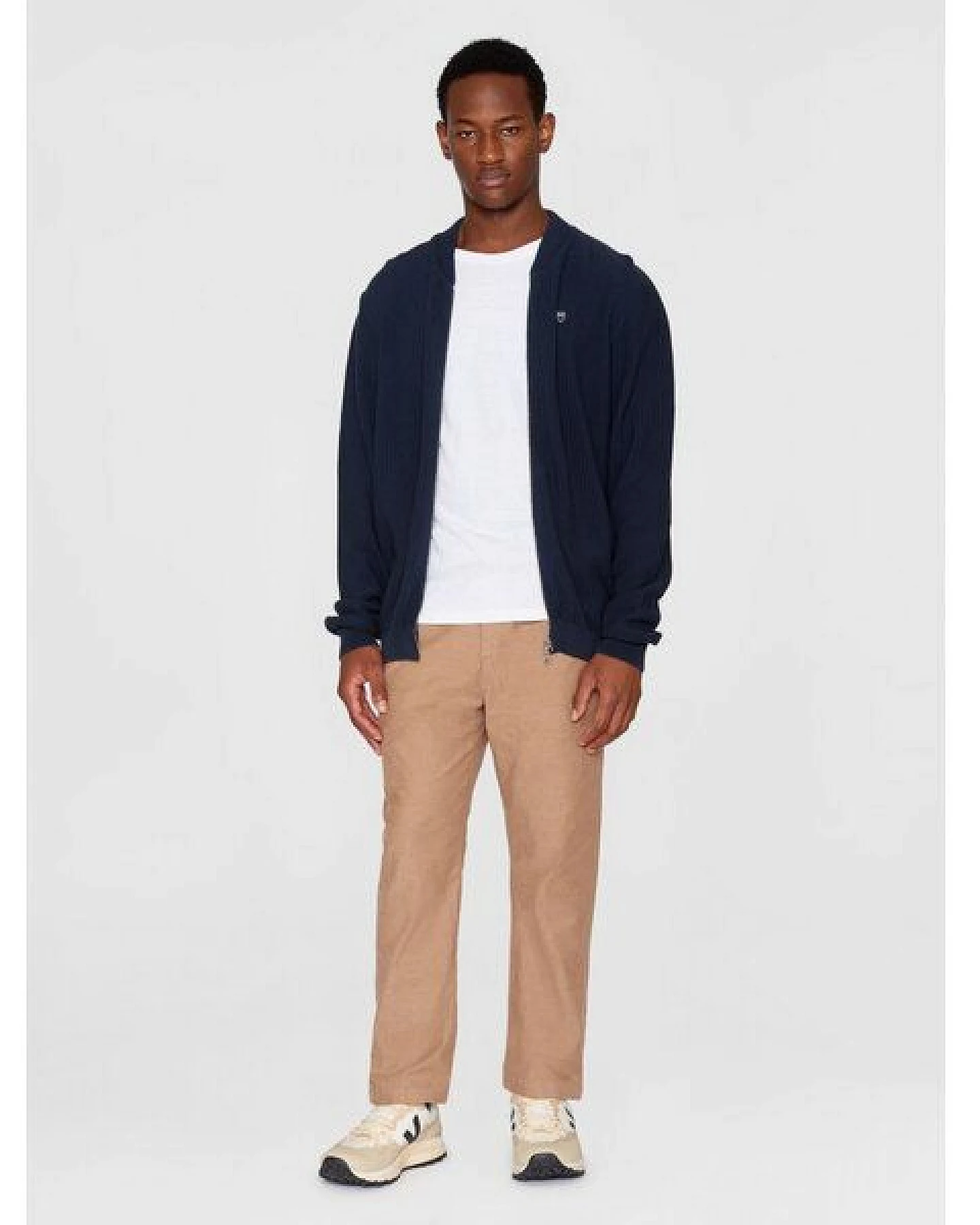 KnowledgeCotton Apparel Herren Cardigan "FIELD Pique Badge Knit" aus Biobaumwolle mit Reißverschluß – Ansicht 3