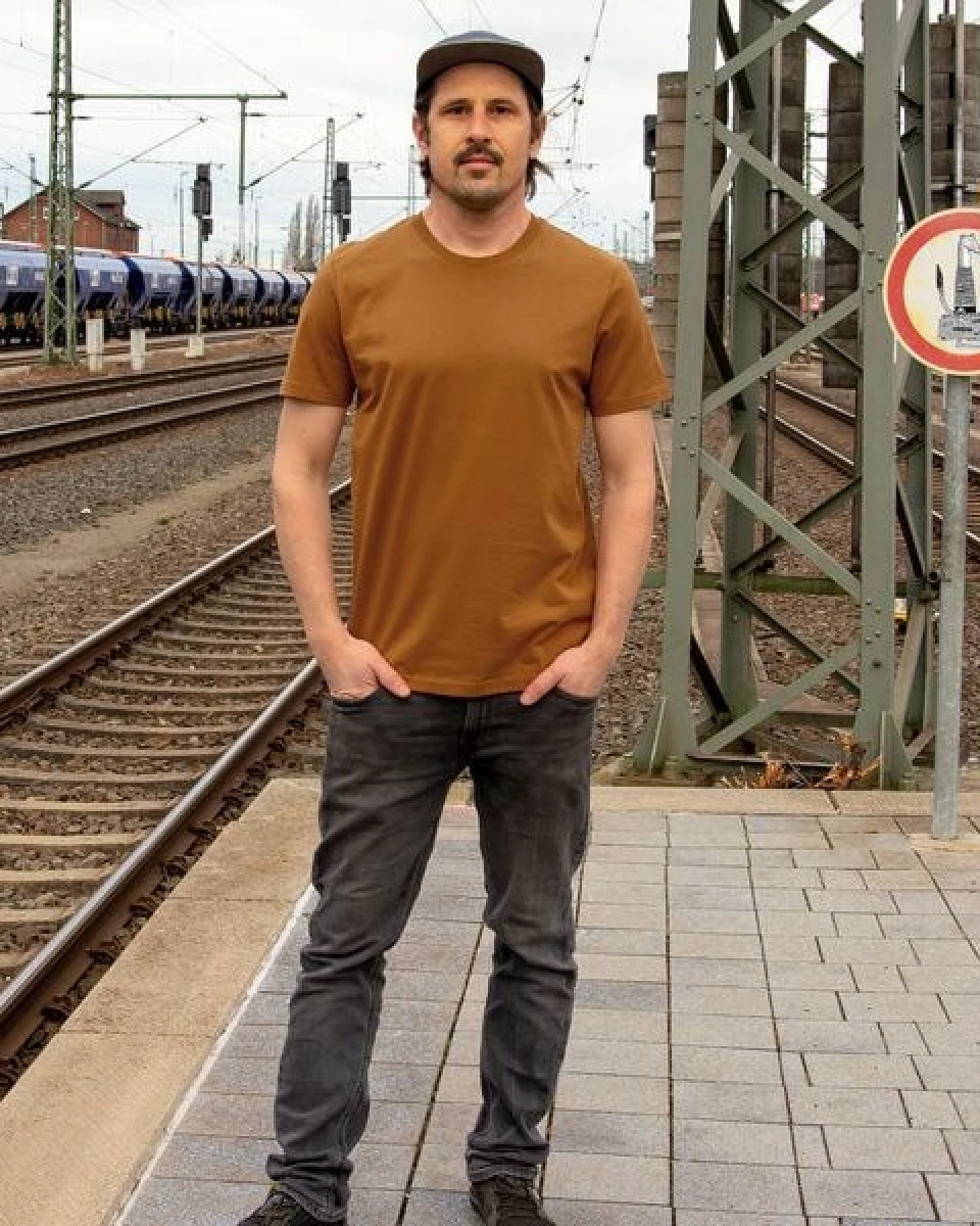 Cmig Reisekoffer T-Shirt für Herren in roasted orange – Ansicht 3