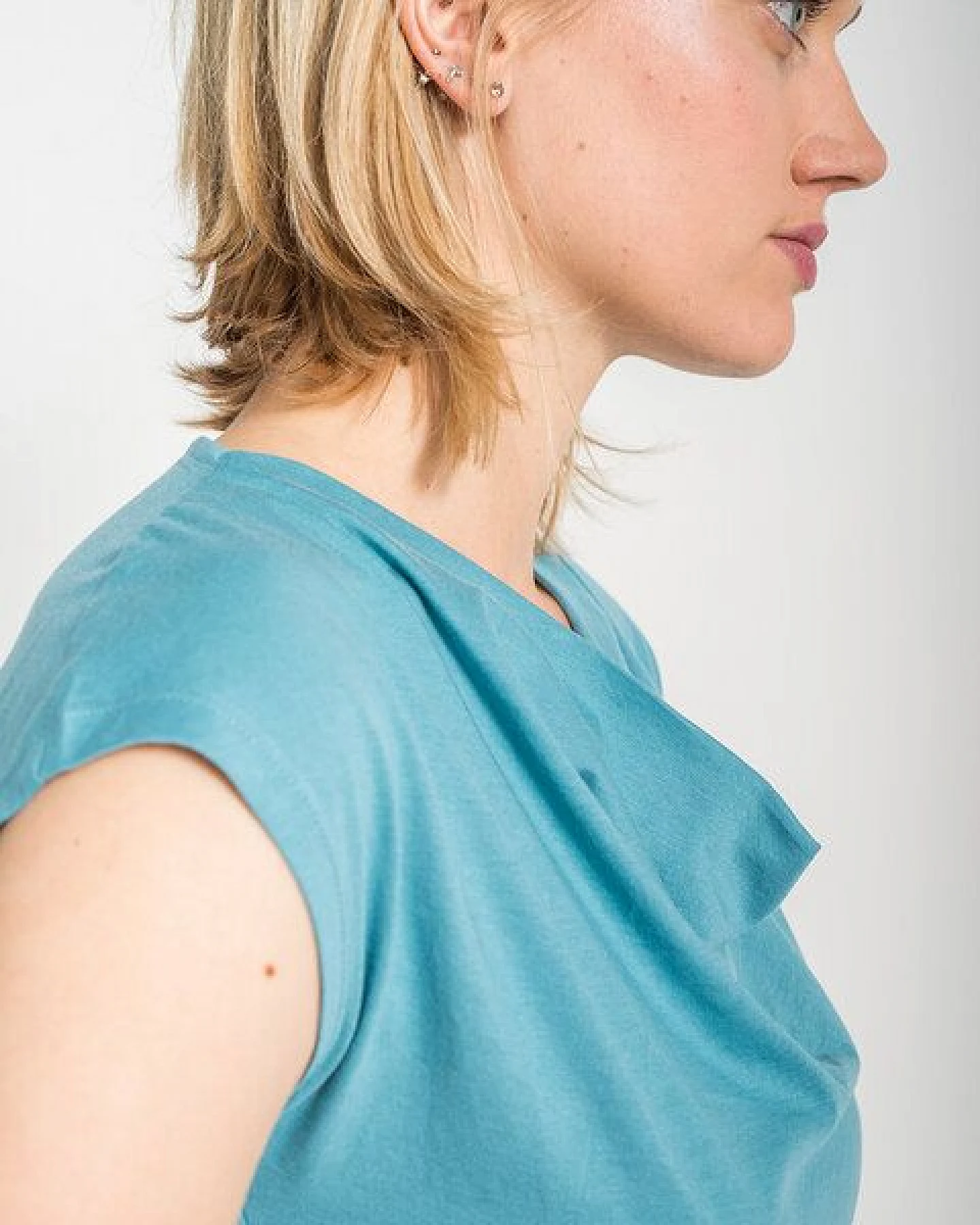 Alma & Lovis Shirt mit Wasserfall-Ausschnitt, aus Bio-Baumwolle – Ansicht 2