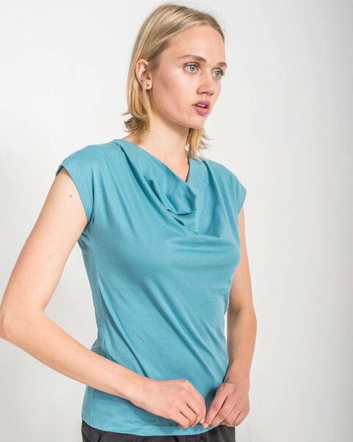 Alma & Lovis Shirt mit Wasserfall-Ausschnitt, aus Bio-Baumwolle – Ansicht 3
