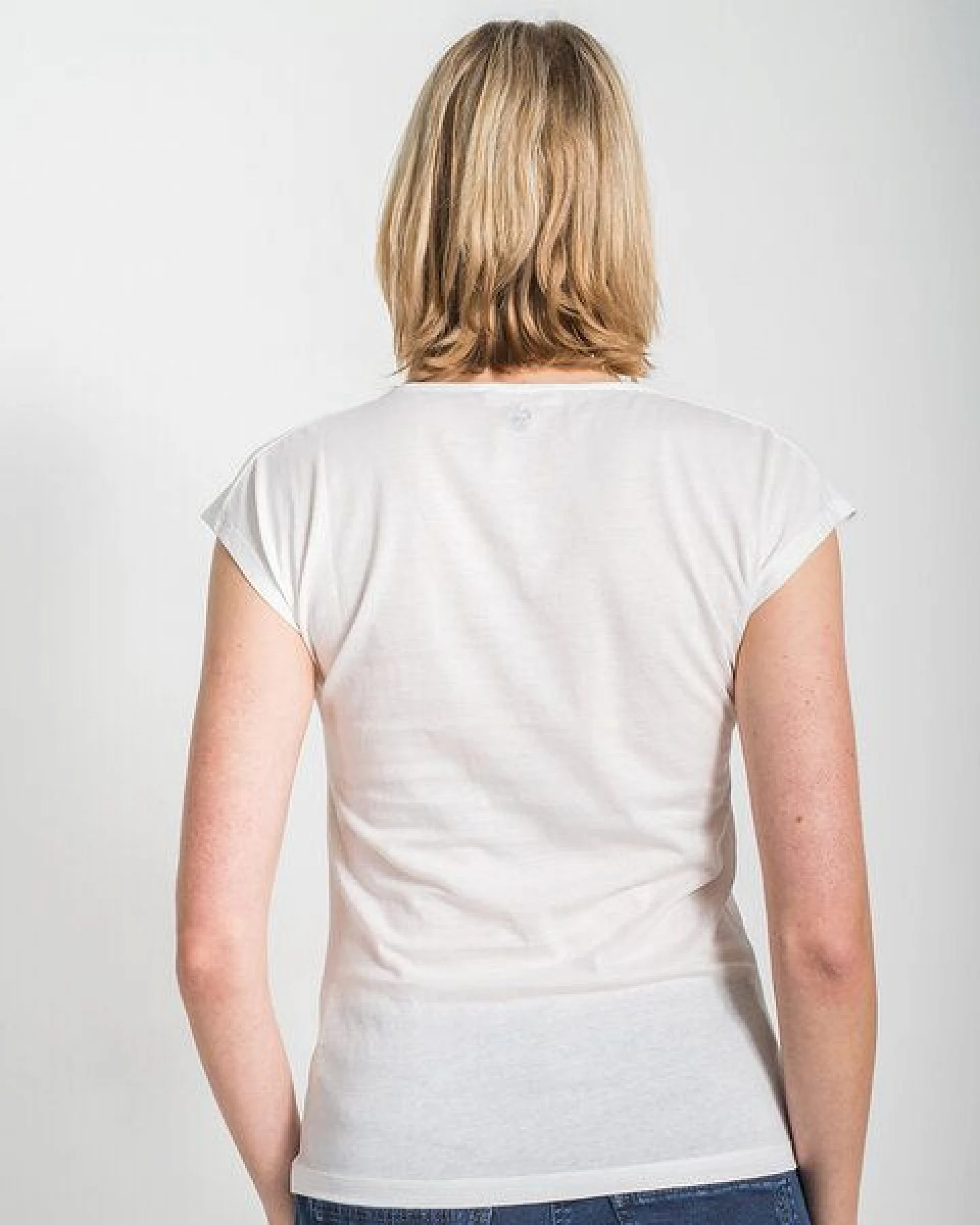Alma & Lovis Shirt mit Wasserfall-Ausschnitt, aus Bio-Baumwolle – Ansicht 3