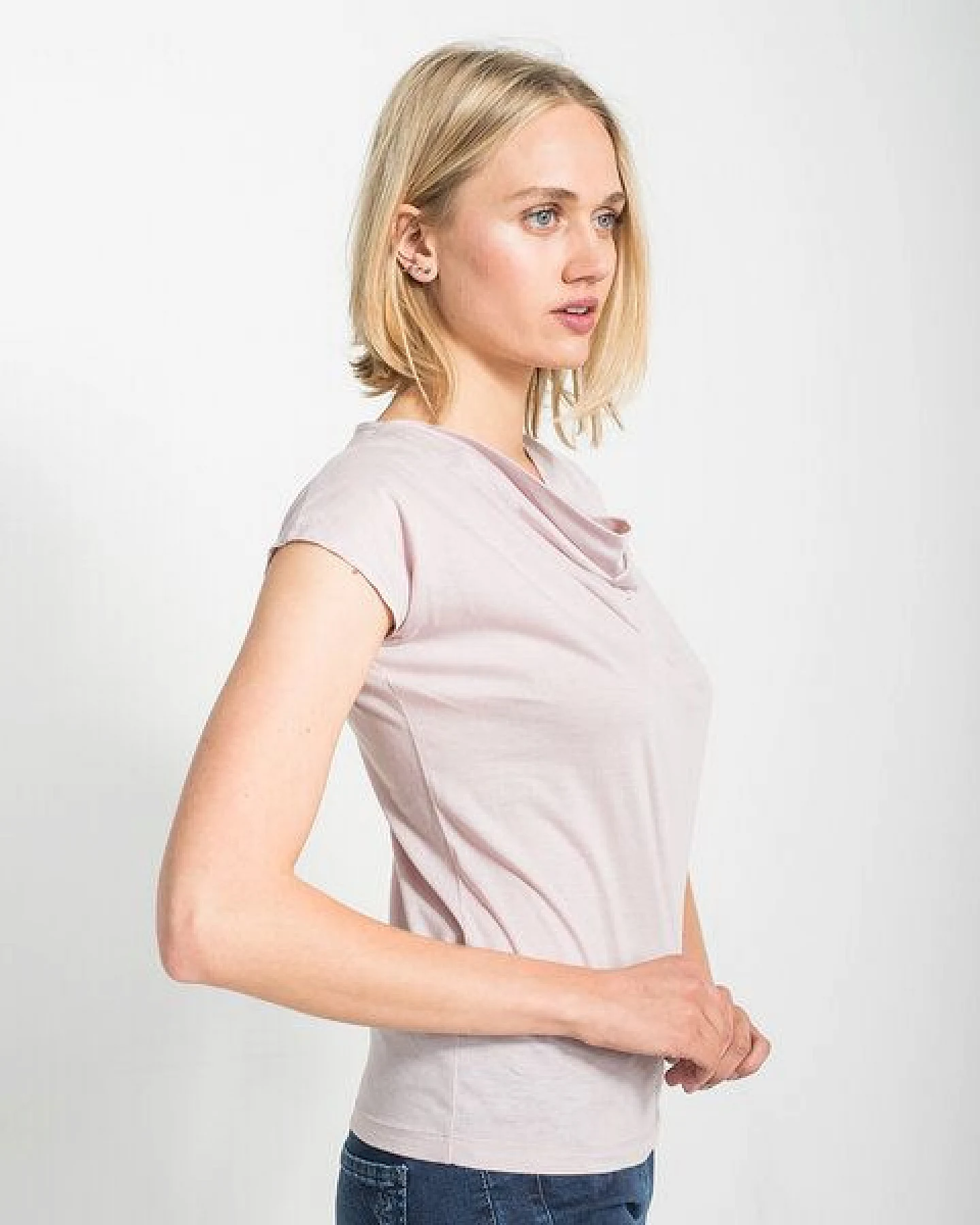 Alma & Lovis Shirt mit Wasserfall-Ausschnitt, aus Bio-Baumwolle – Ansicht 3