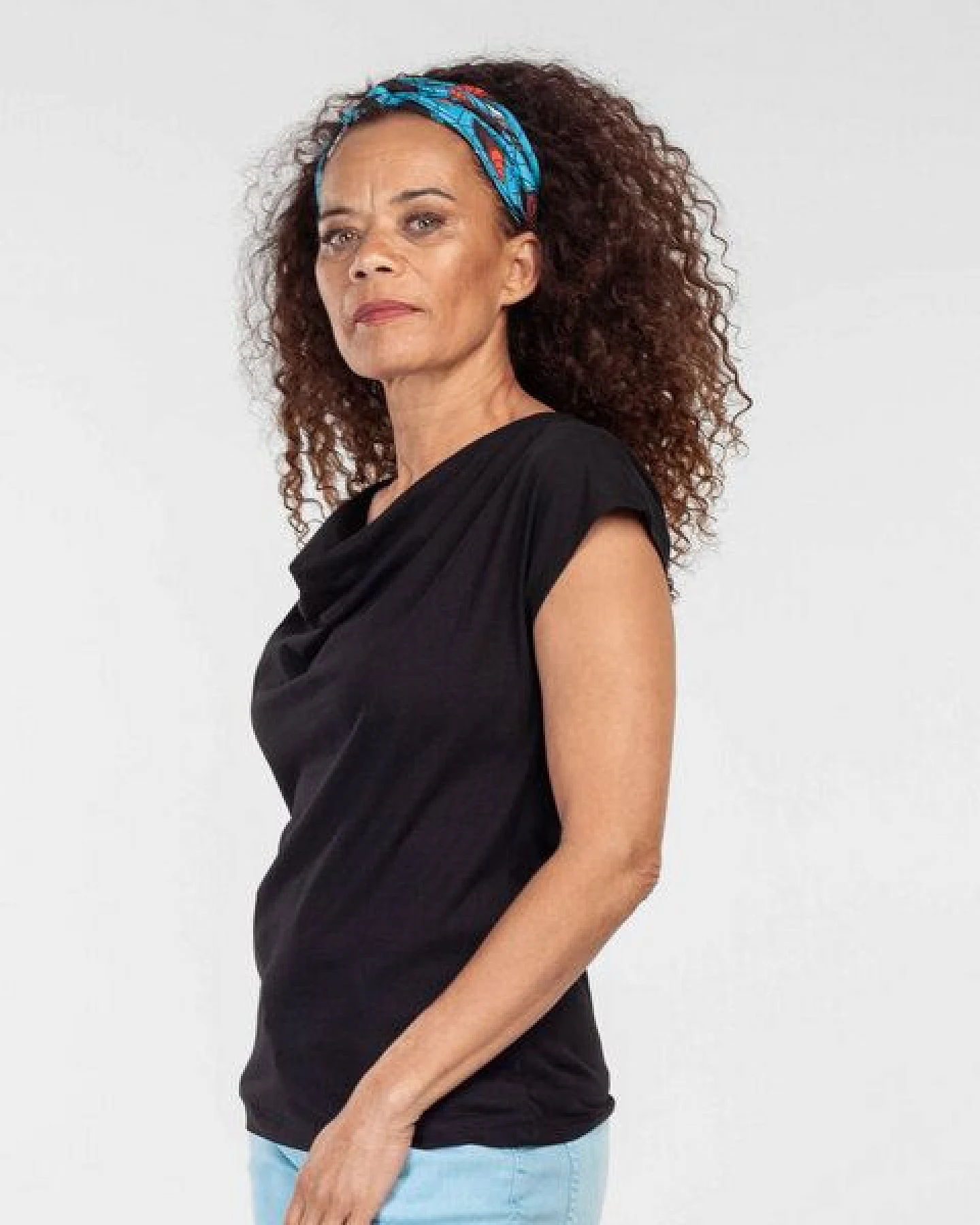 Alma & Lovis Shirt mit Wasserfall-Ausschnitt, aus Bio-Baumwolle – Ansicht 3