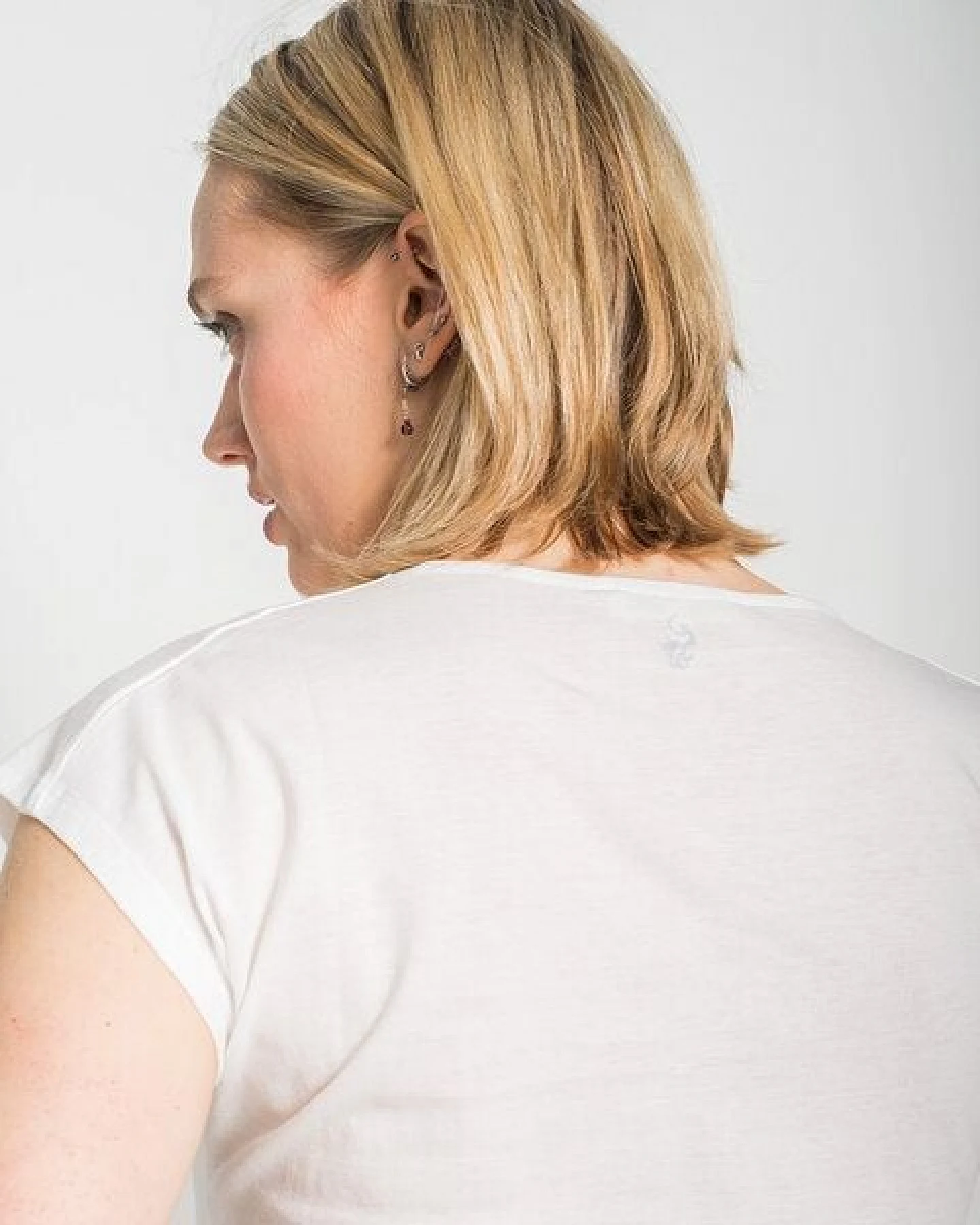 Alma & Lovis Shirt mit Wasserfall-Ausschnitt, aus Bio-Baumwolle – Ansicht 4
