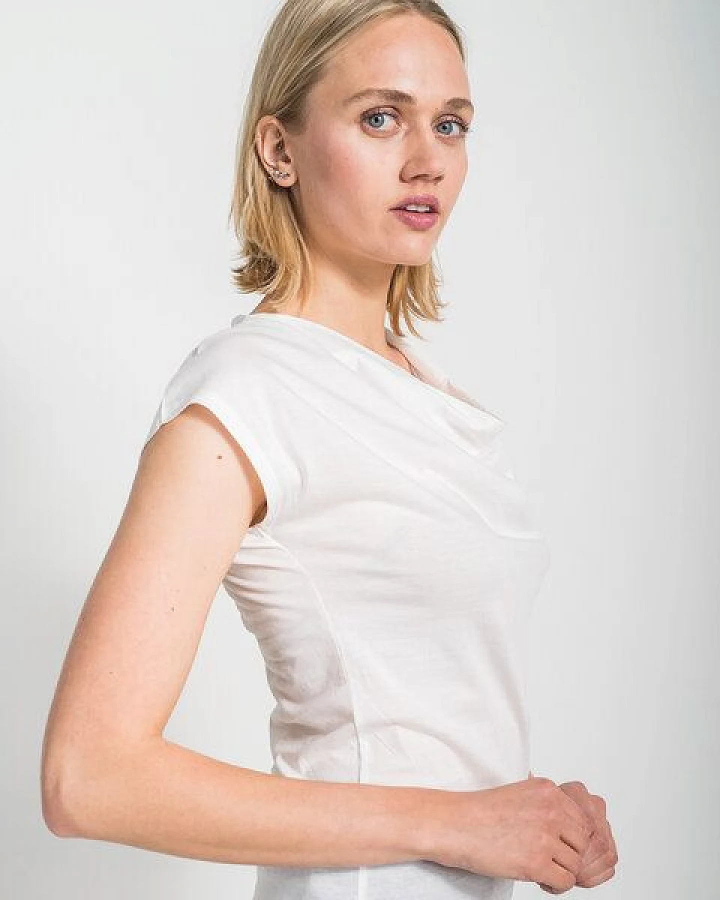 Alma & Lovis Shirt mit Wasserfall-Ausschnitt, aus Bio-Baumwolle – Ansicht 2