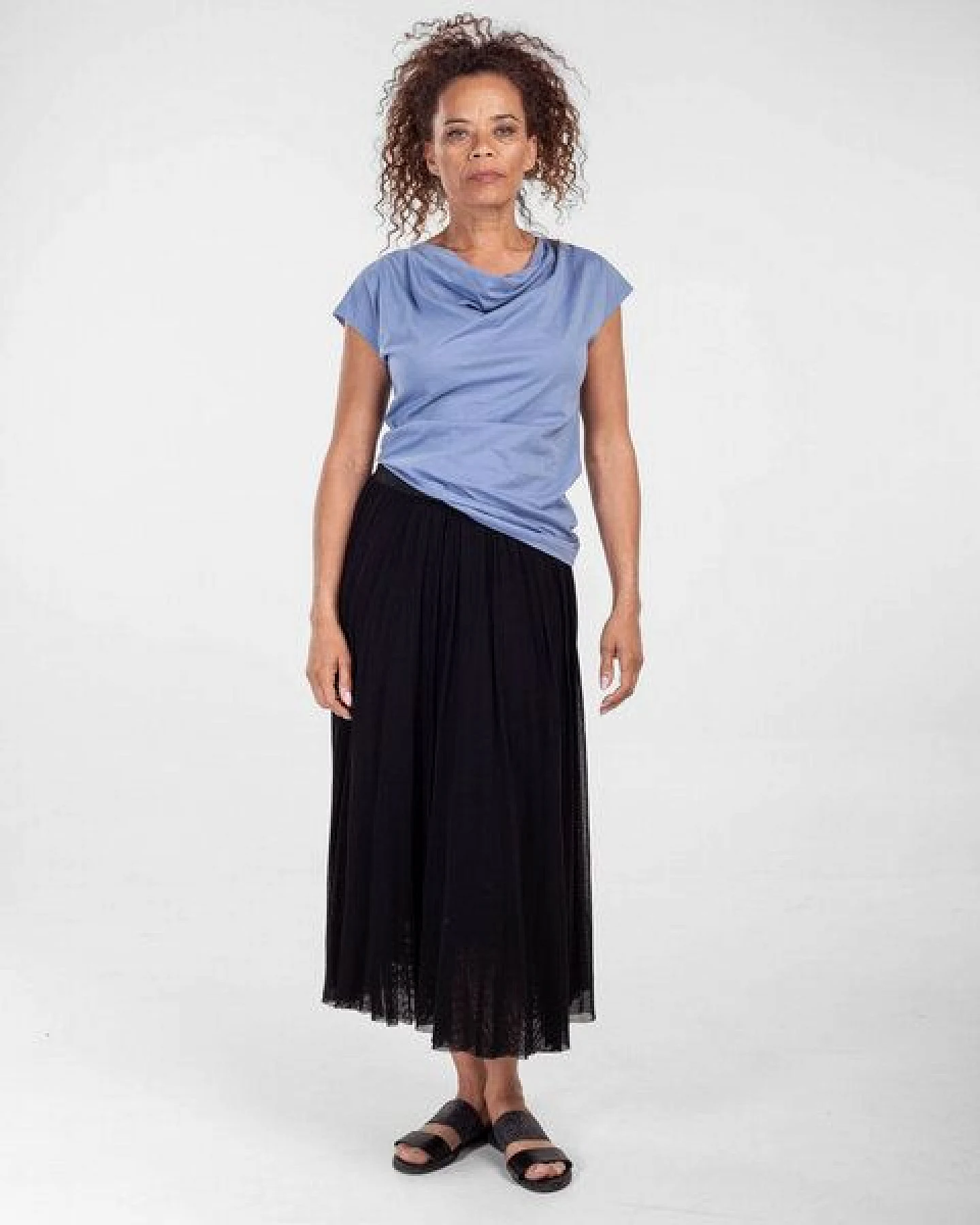 Alma & Lovis Shirt mit Wasserfall-Ausschnitt, aus Bio-Baumwolle – Ansicht 2