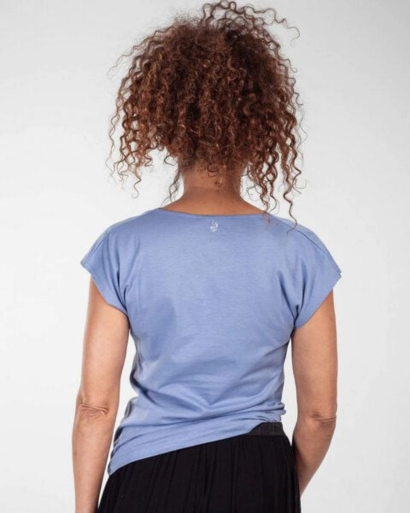 Alma & Lovis Shirt mit Wasserfall-Ausschnitt, aus Bio-Baumwolle – Ansicht 4
