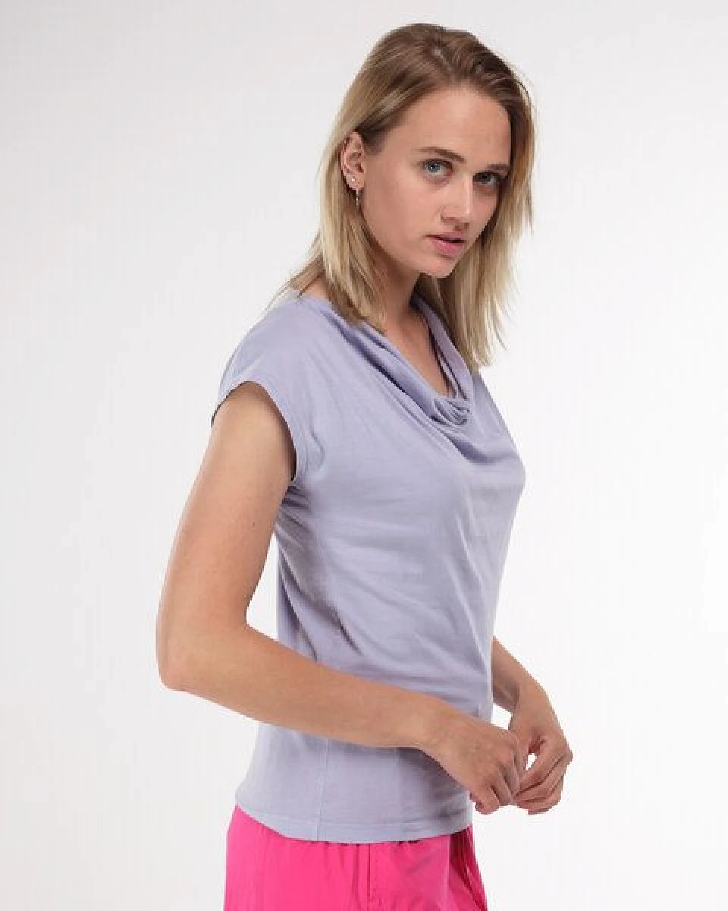 Alma & Lovis Shirt mit Wasserfall-Ausschnitt, aus Bio-Baumwolle – Ansicht 2