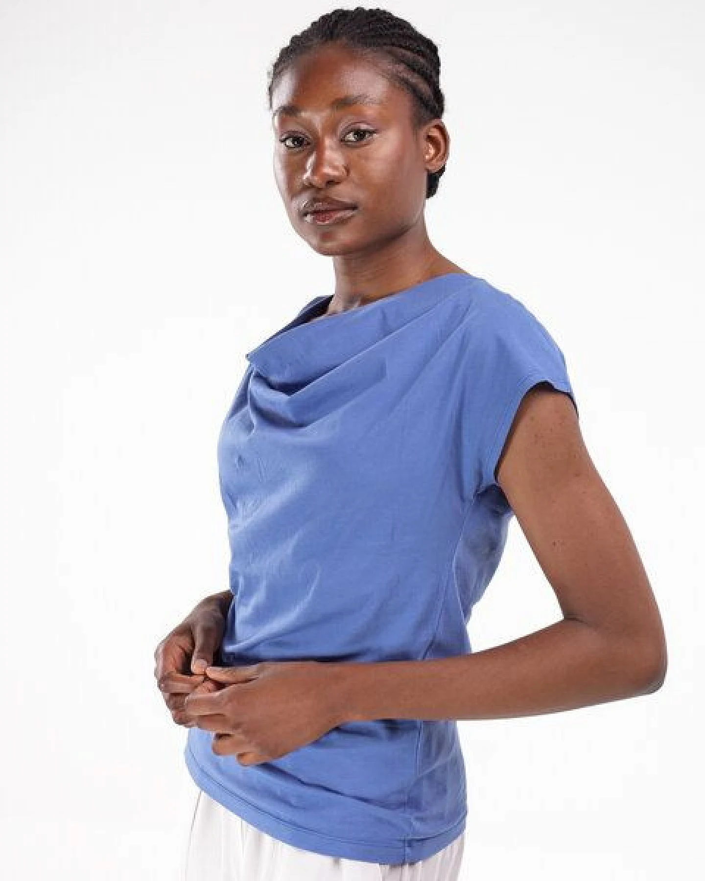 Alma & Lovis Shirt mit Wasserfall-Ausschnitt, aus Bio-Baumwolle – Ansicht 3