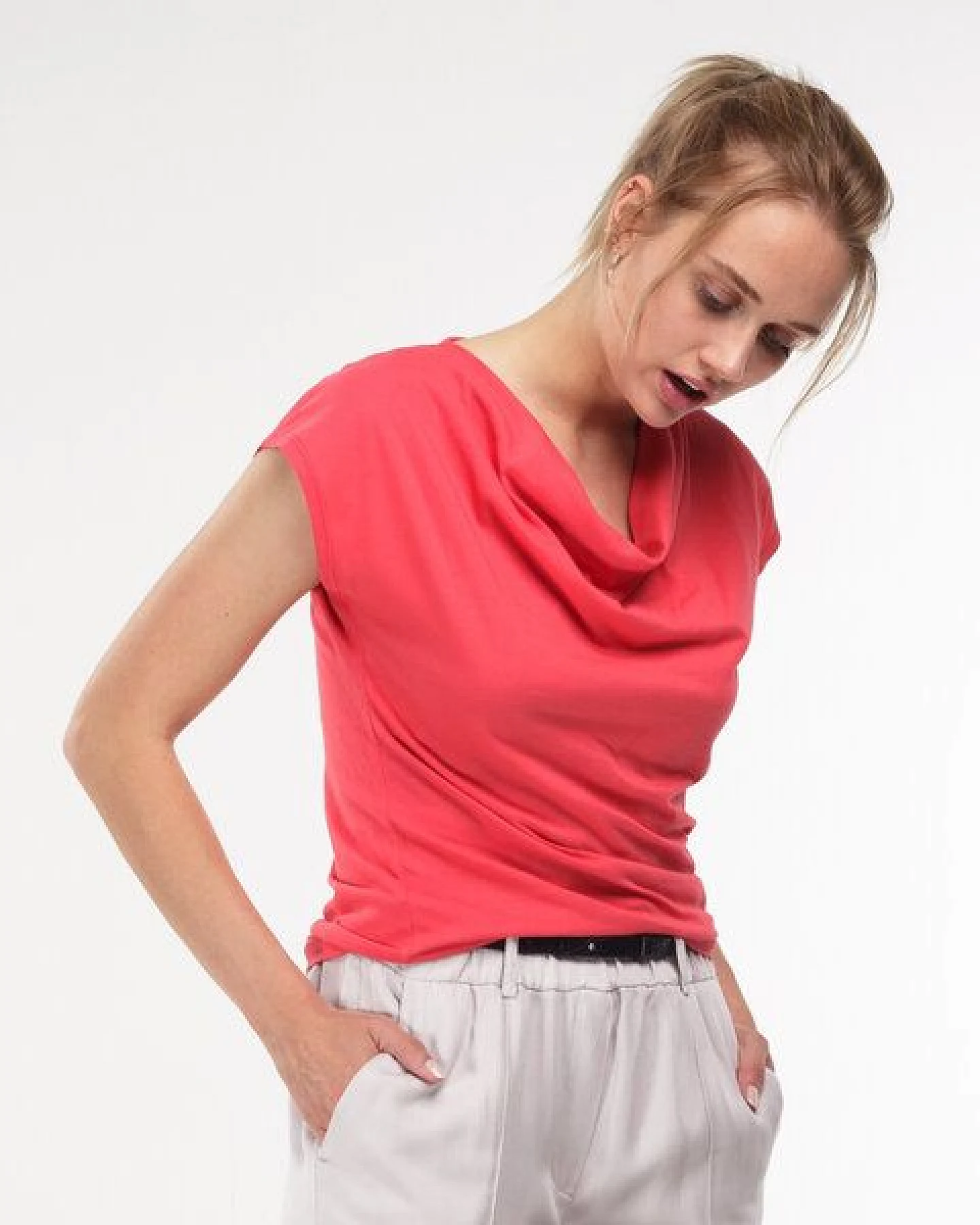 Alma & Lovis Shirt mit Wasserfall-Ausschnitt, aus Bio-Baumwolle – Ansicht 3