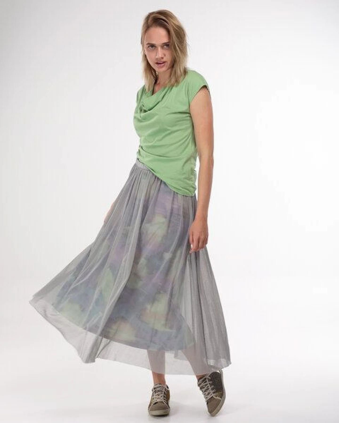 Alma & Lovis Shirt mit Wasserfall-Ausschnitt, aus Bio-Baumwolle – Ansicht 2