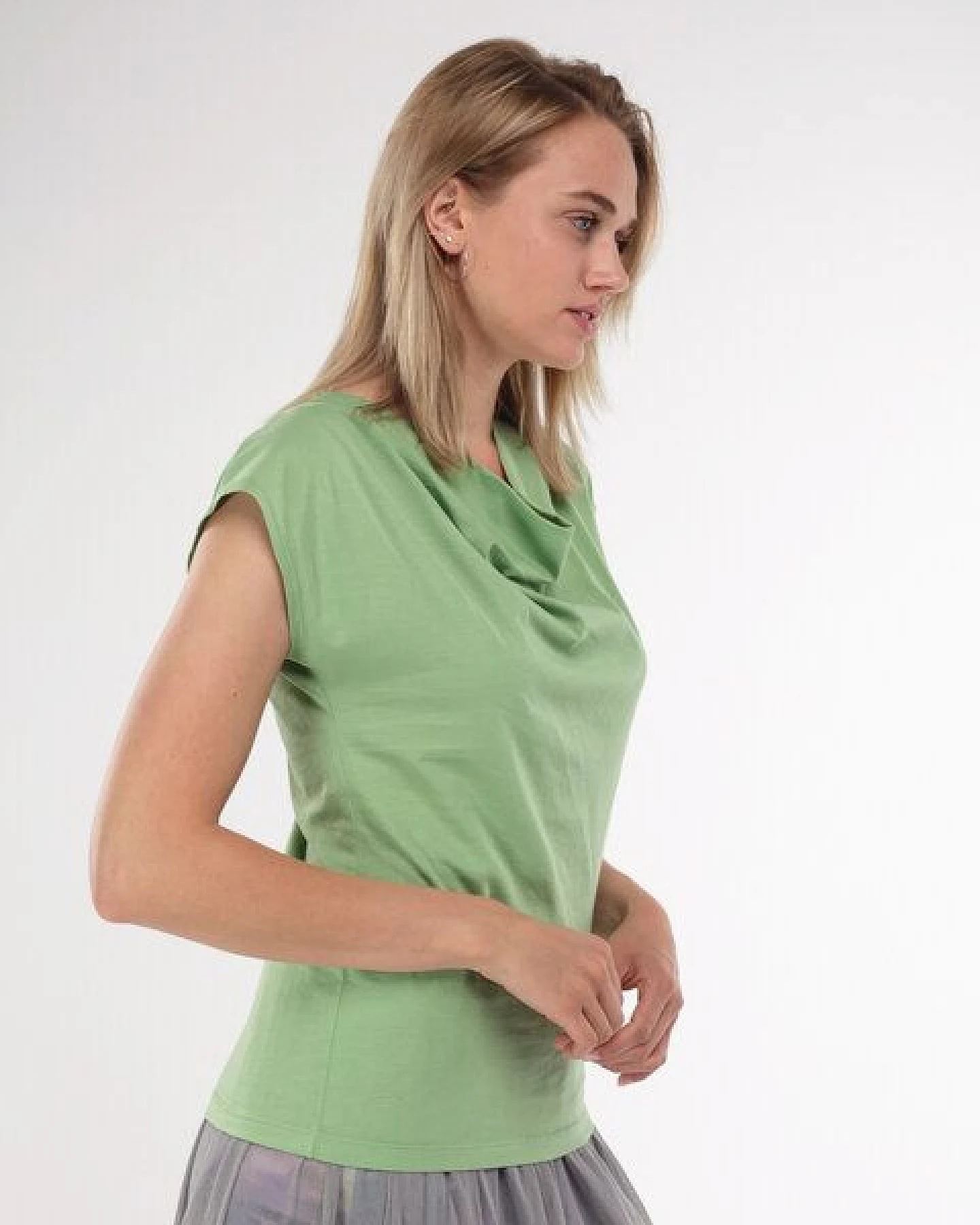Alma & Lovis Shirt mit Wasserfall-Ausschnitt, aus Bio-Baumwolle – Ansicht 3
