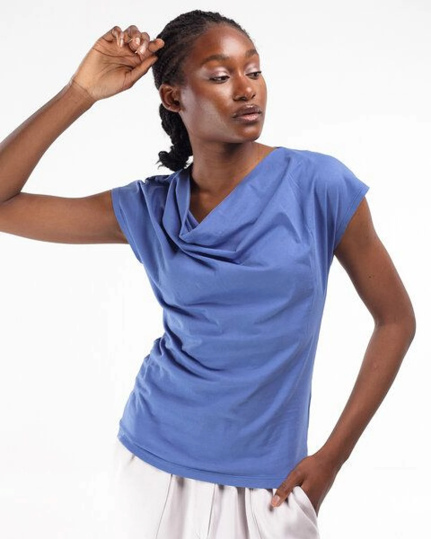 Alma & Lovis Shirt mit Wasserfall-Ausschnitt, aus Bio-Baumwolle – Ansicht 2