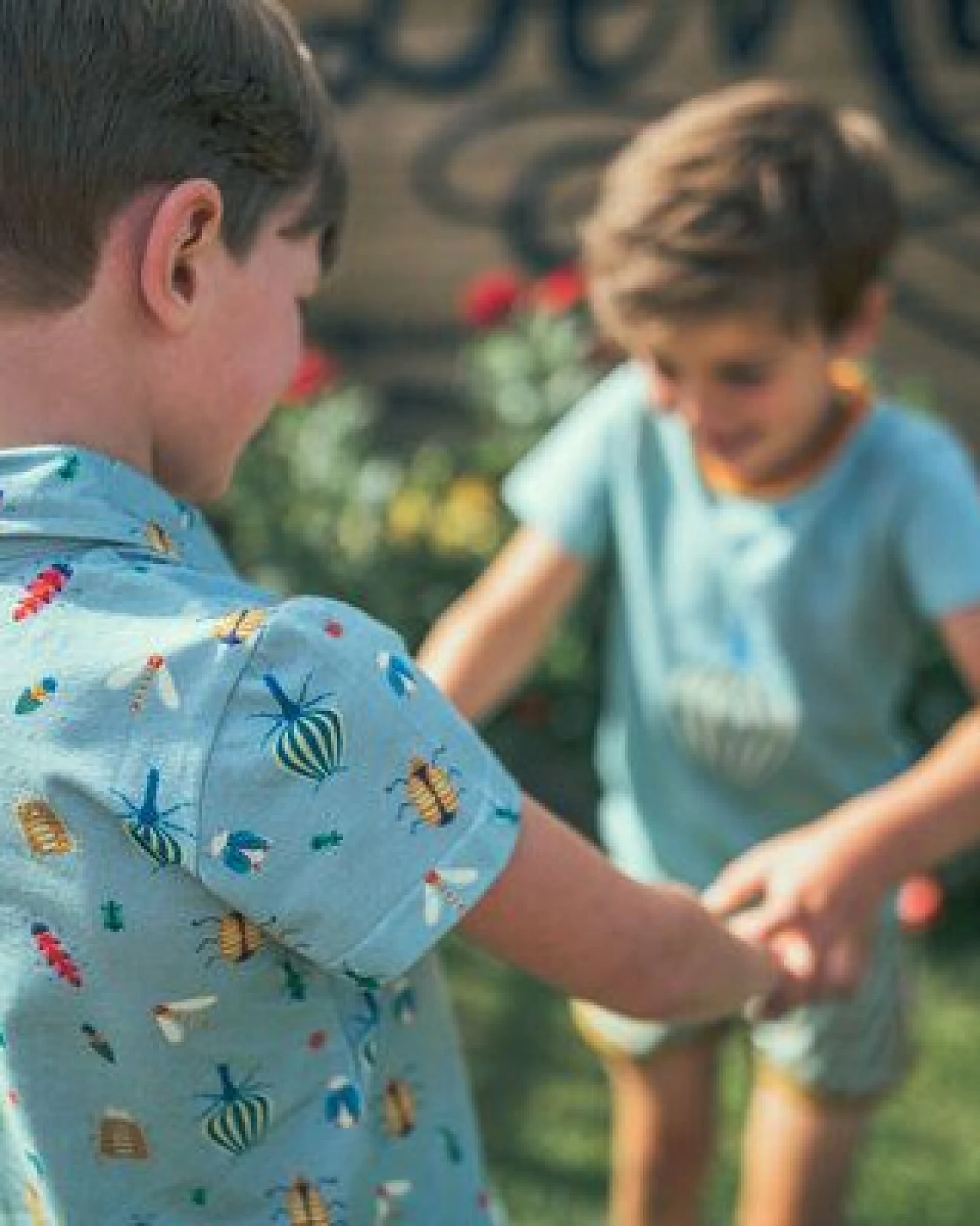 Baba Kidswear Kurzarm Polo-Shirt mit Insektenmotiv – Ansicht 2